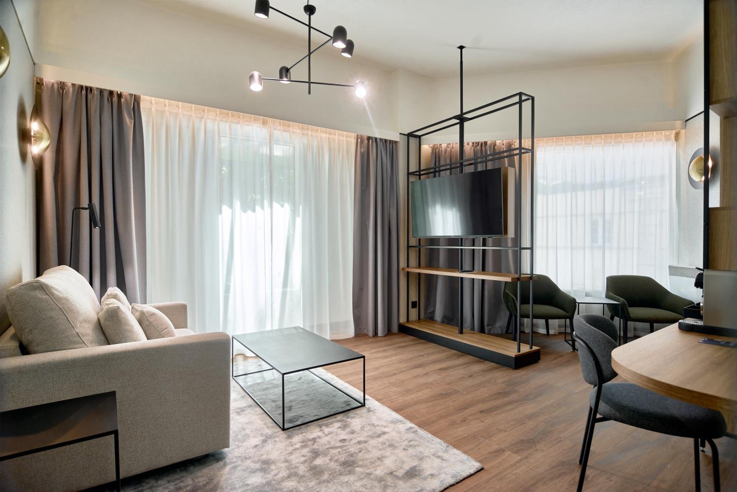 Junior Suite - 1 King Bed 1 Sofa Bed photo 3