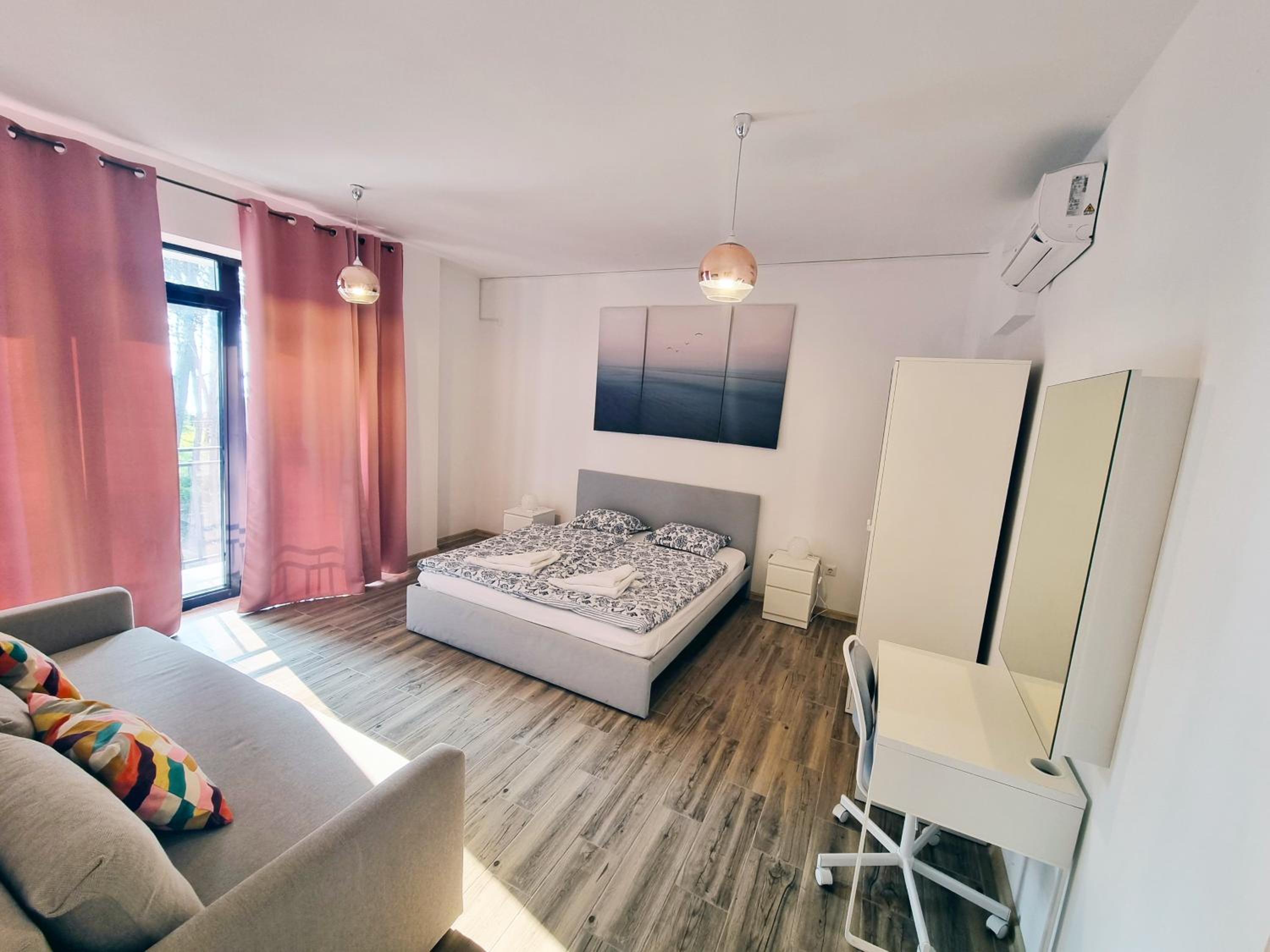 Deluxe One-Bedroom Apartment photo 3