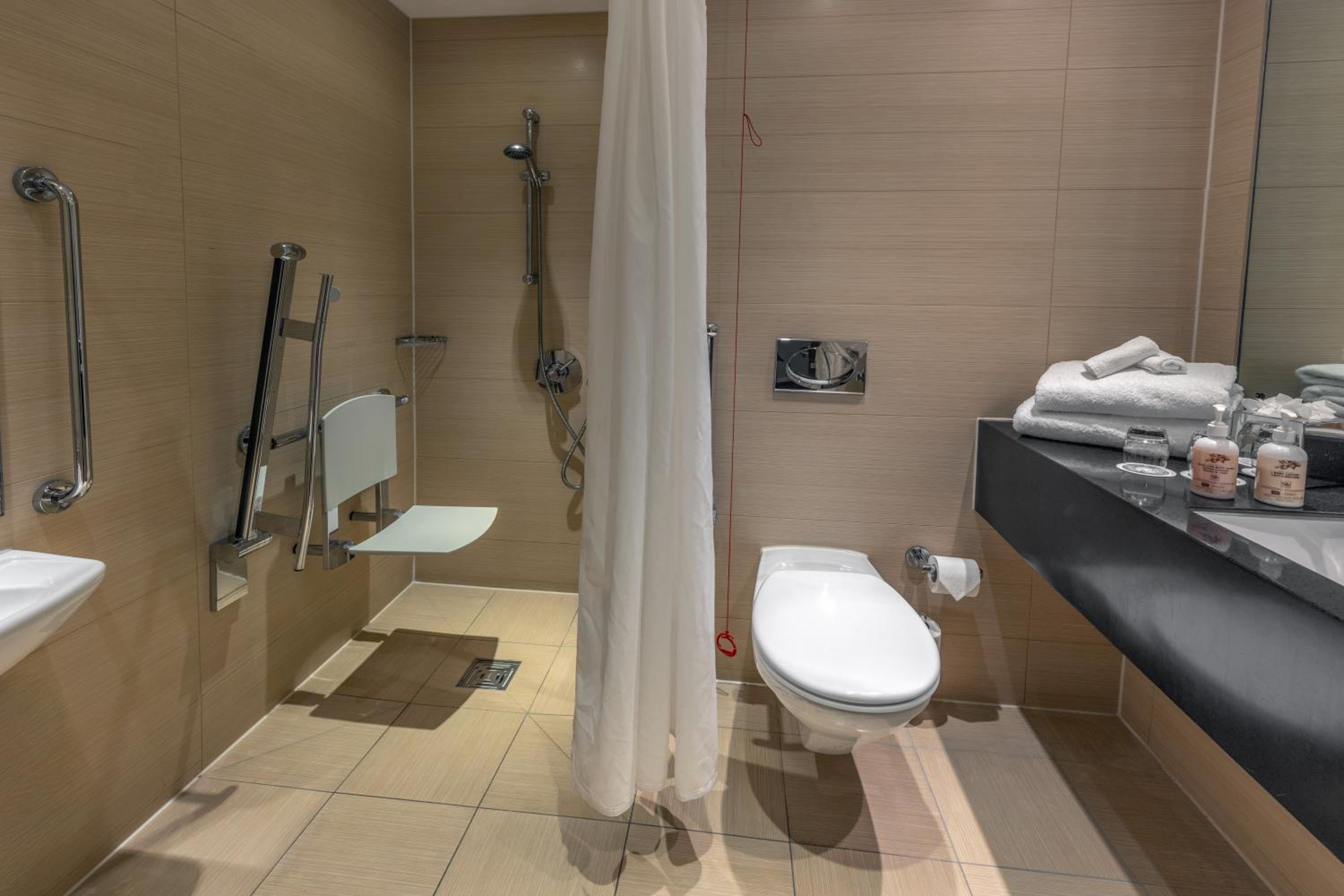 Classic Accessible Twin Room photo 2
