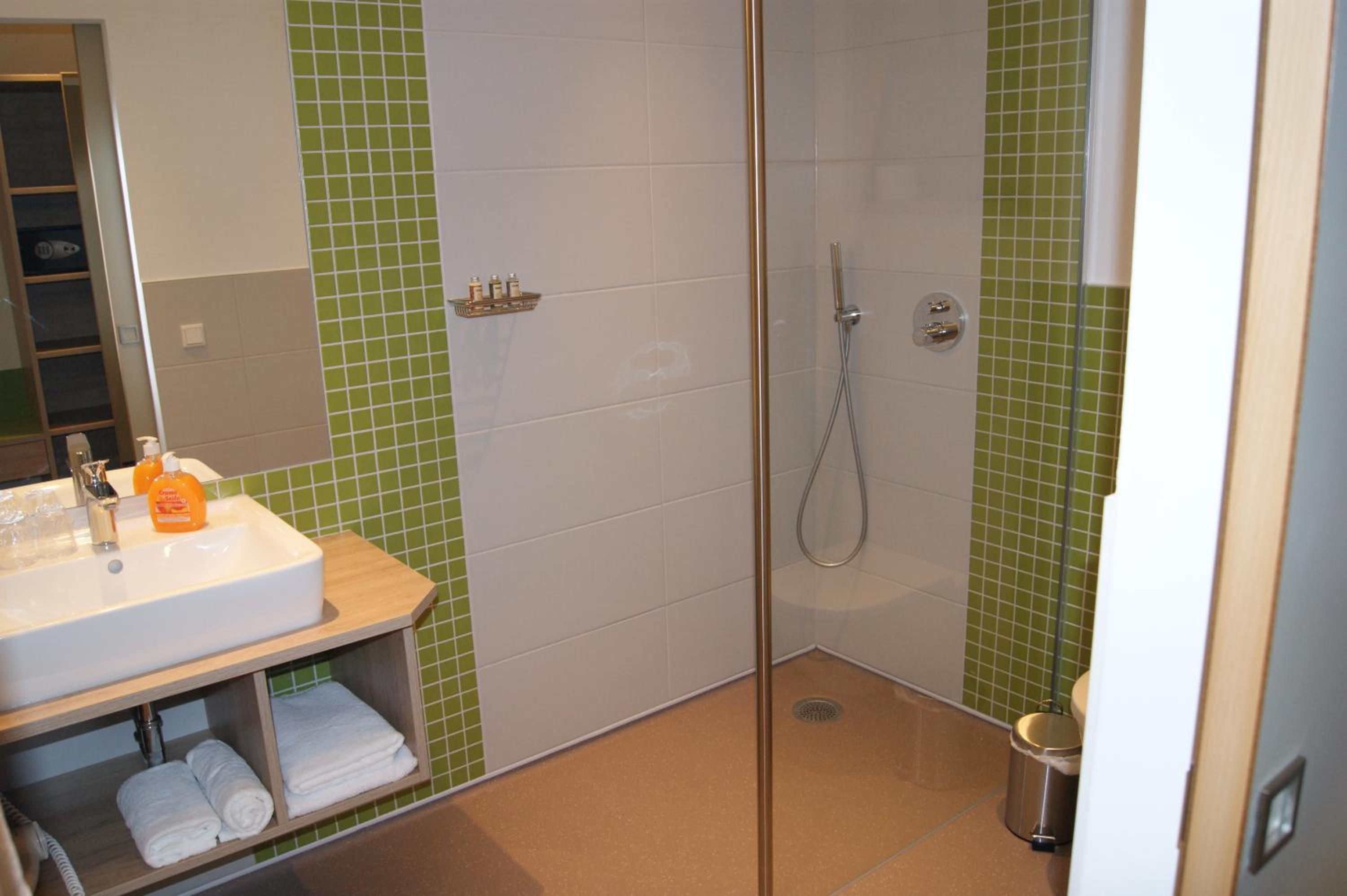 Deluxe Double Room with Balcony - Photo 5