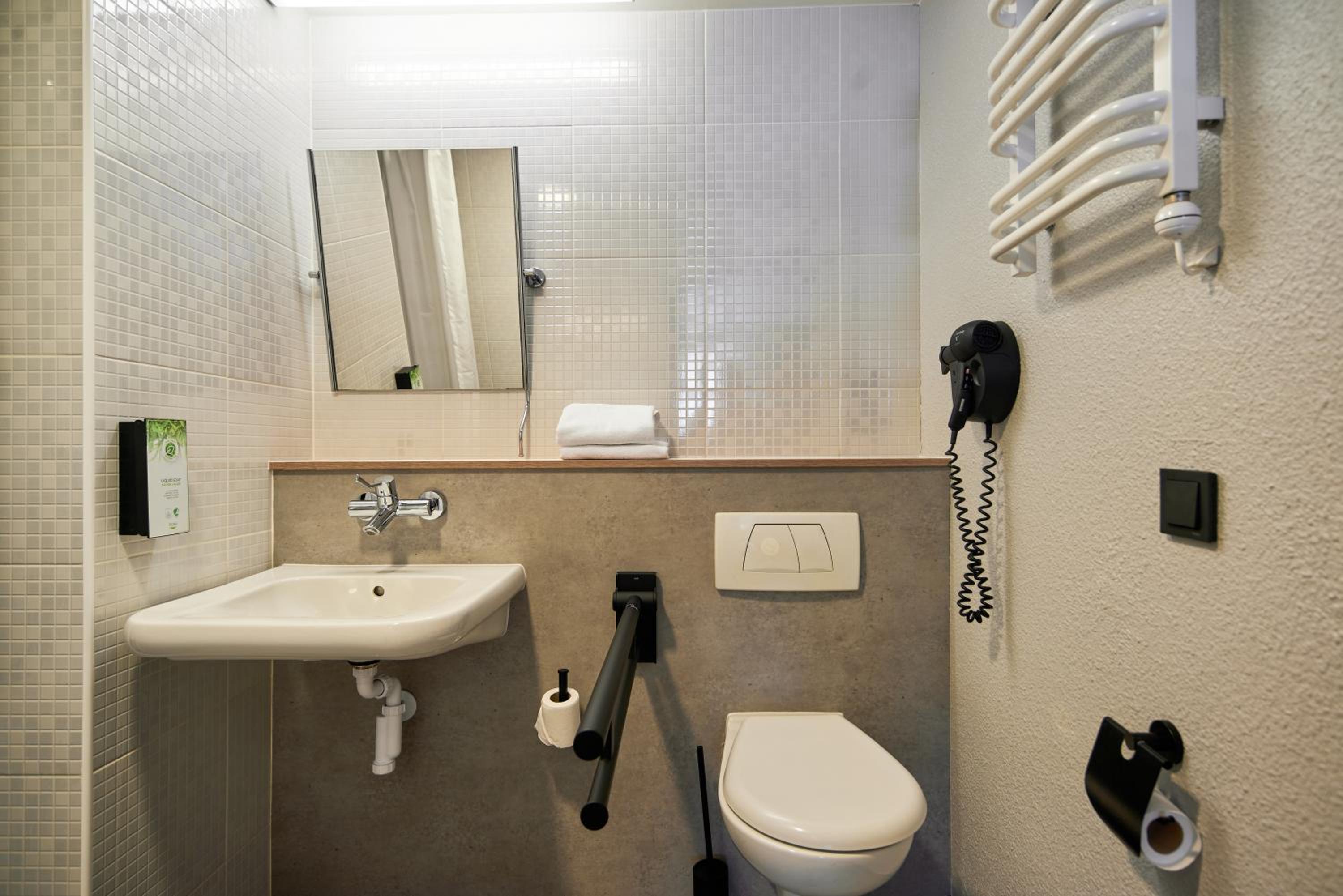 Standard Room - 1 Queen Bed - Photo 8