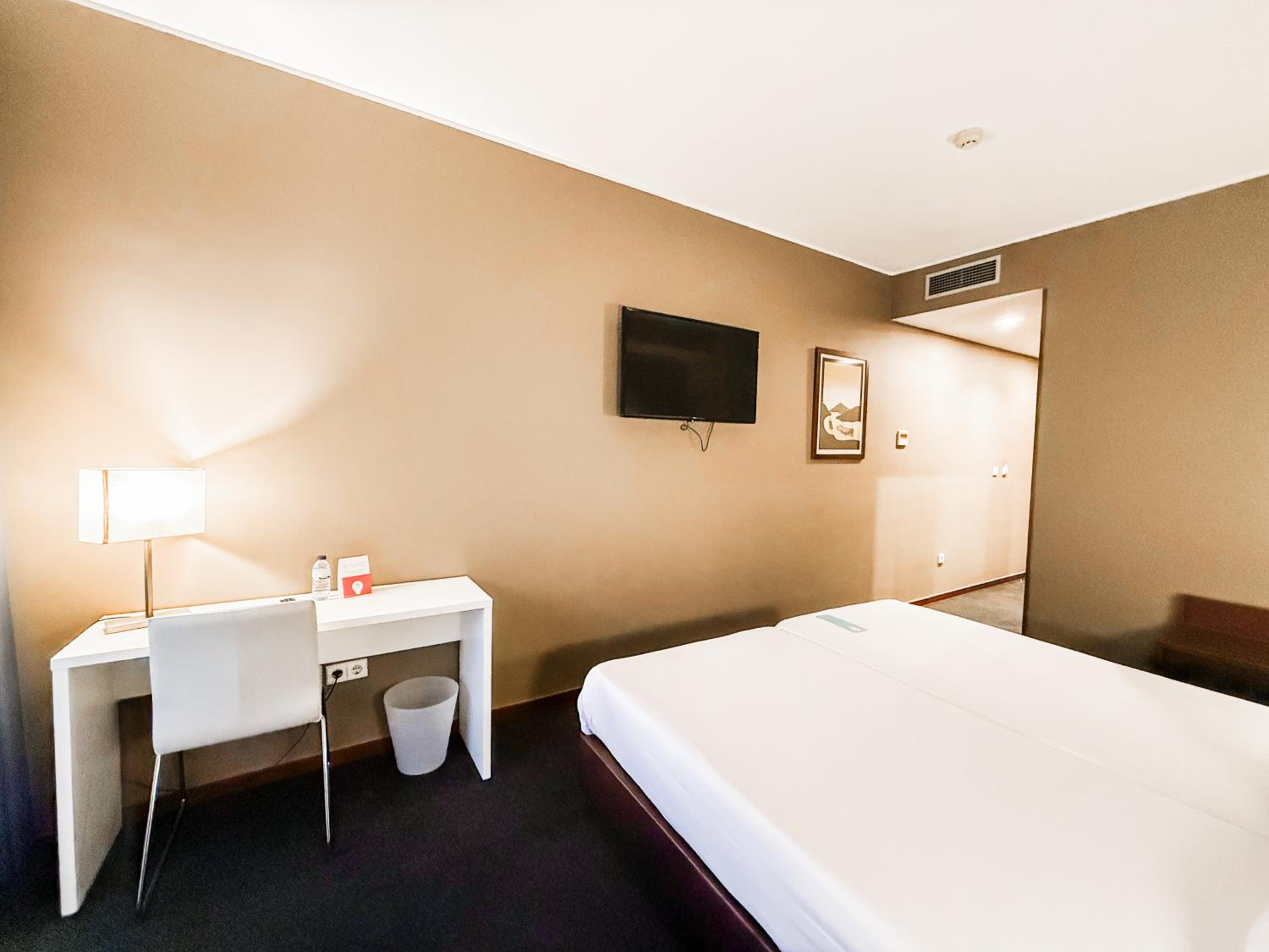 Standard Twin Room - Photo 4