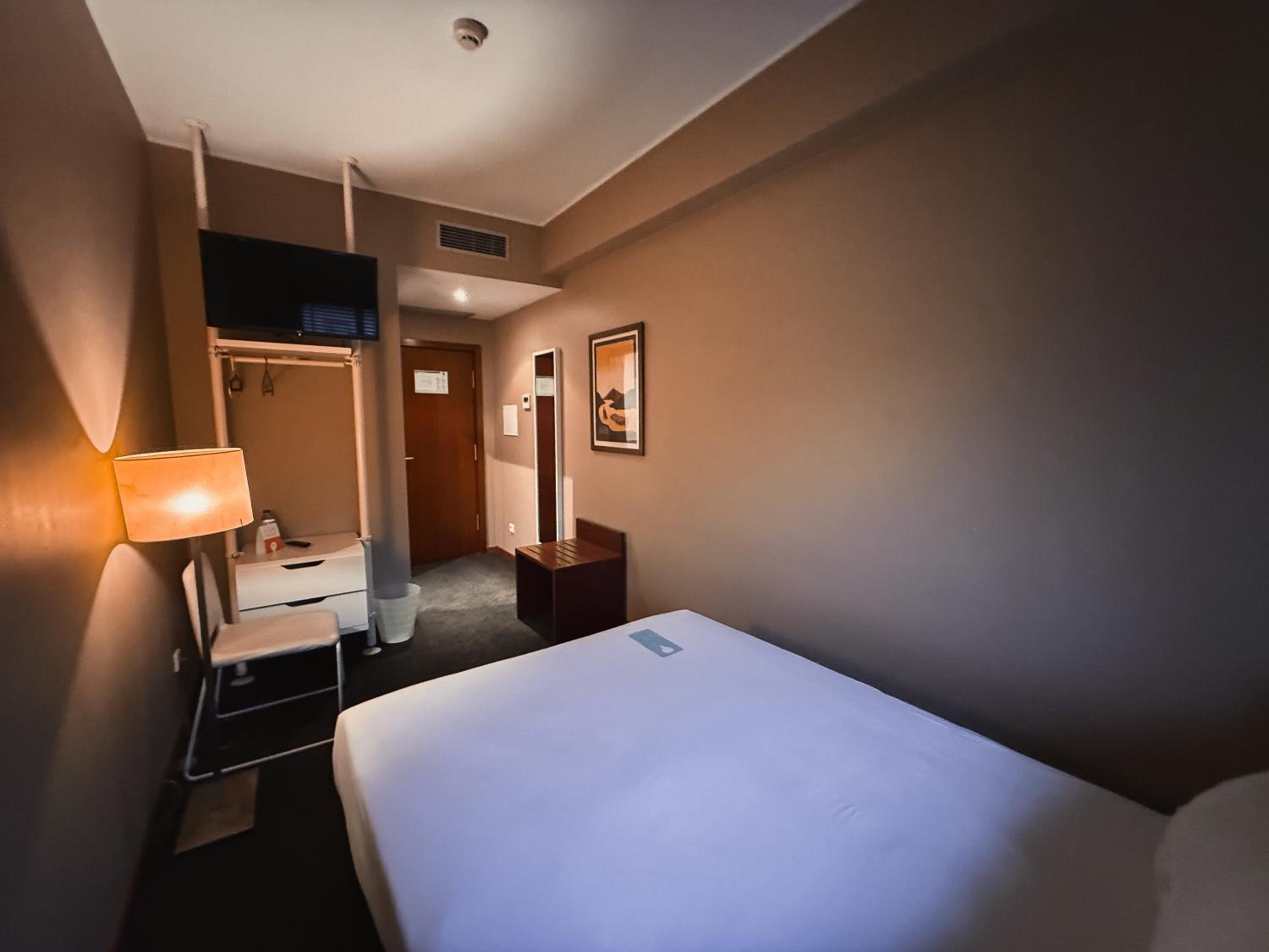 Standard Single Room thumbnail 5