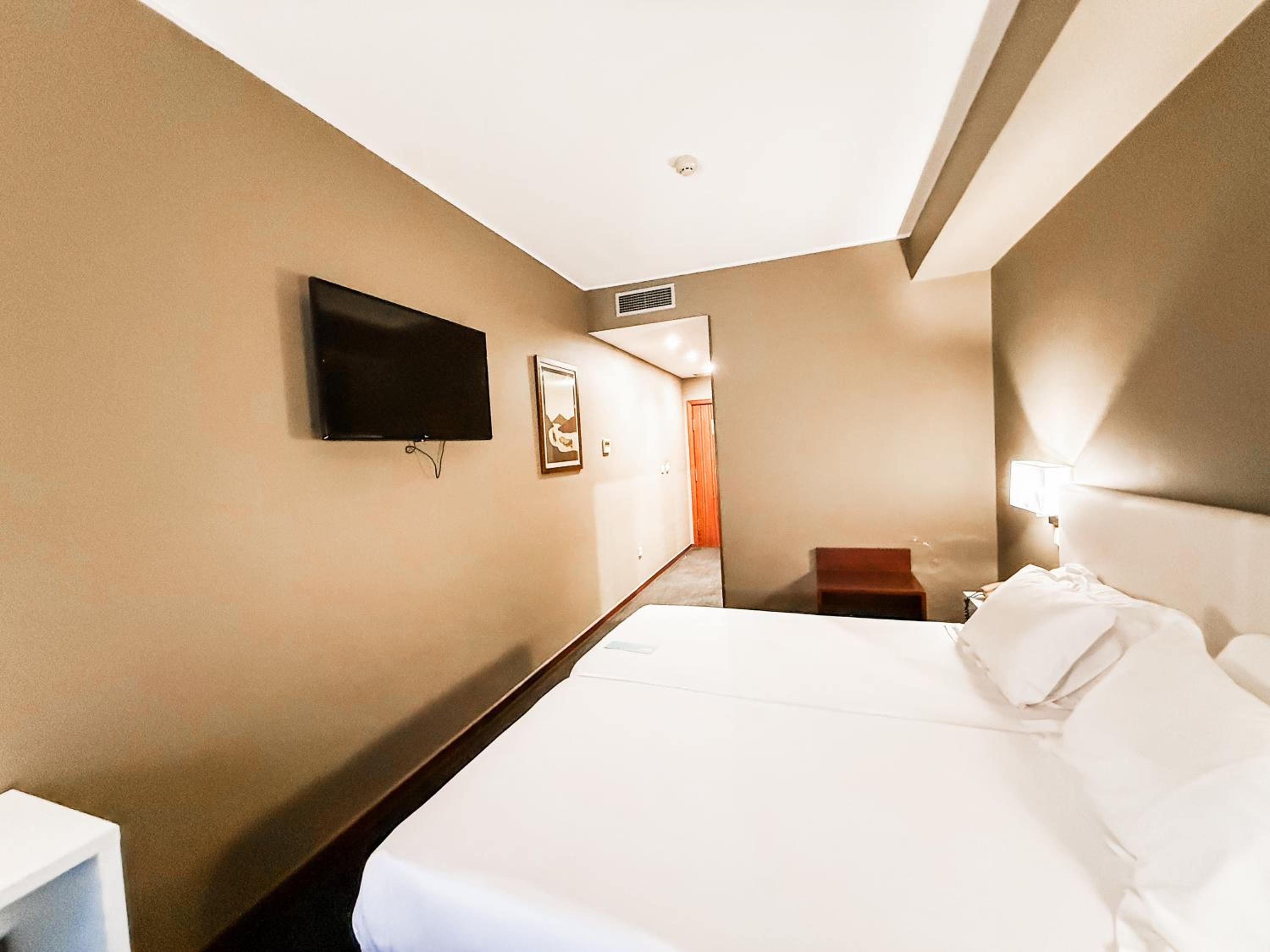 Standard Twin Room - Photo 7