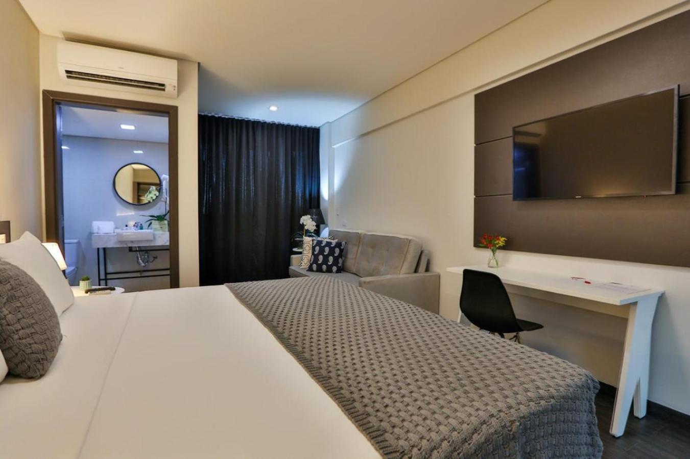 Deluxe King Suite photo 1