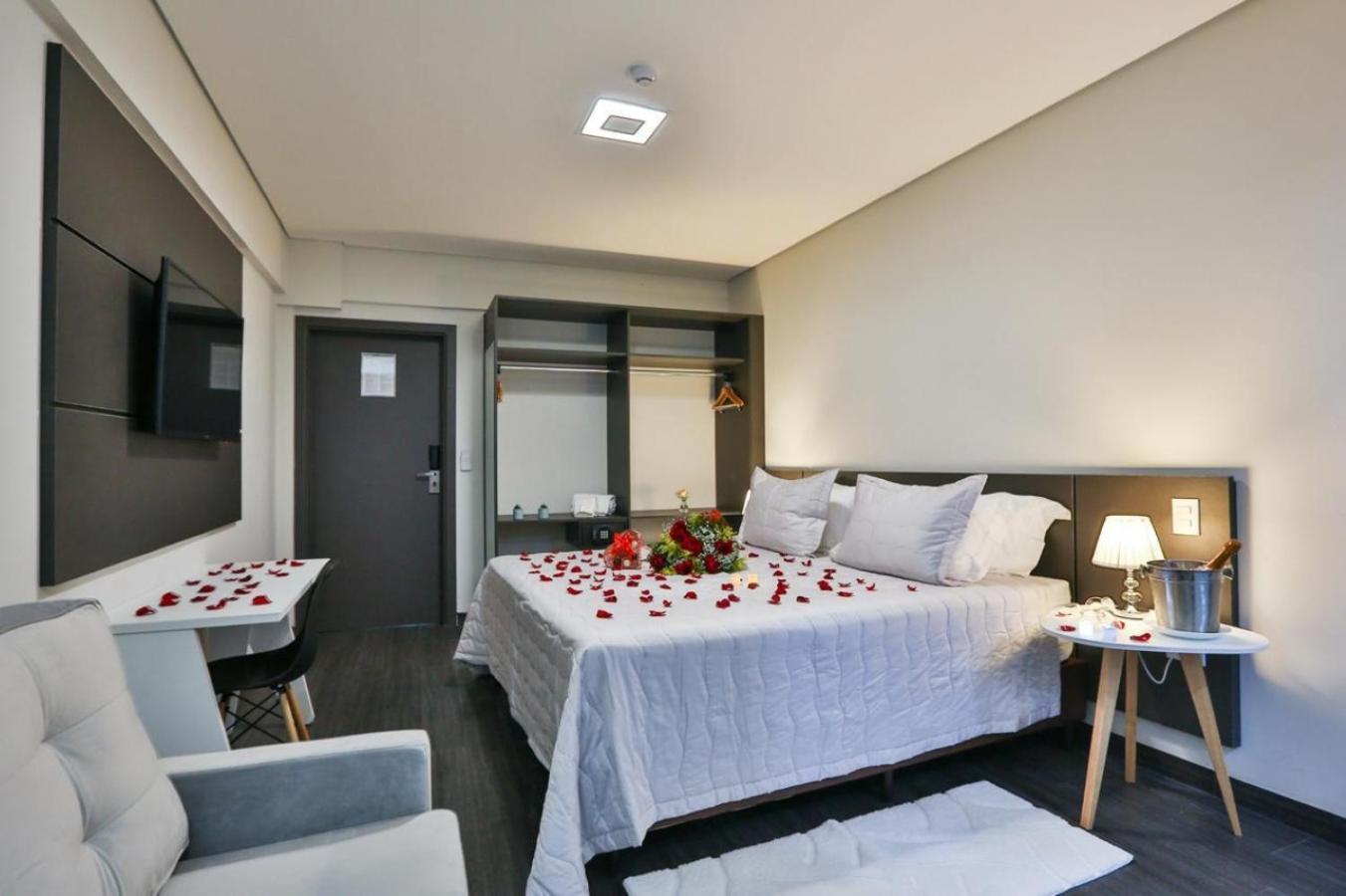 Deluxe King Suite photo 2