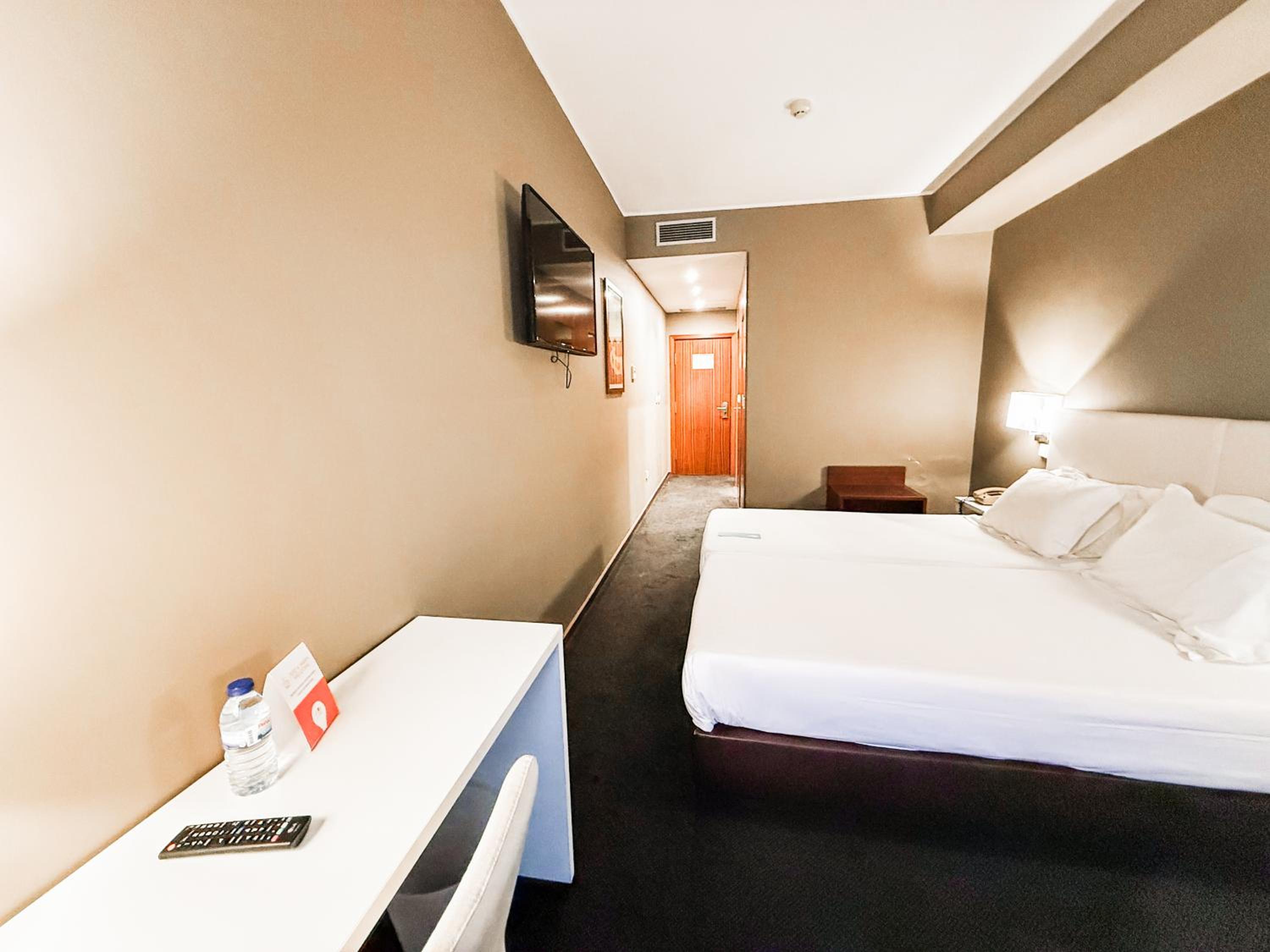 Standard Twin Room - Photo 8