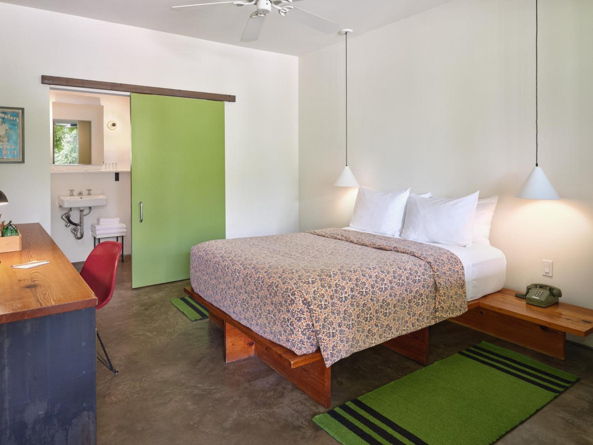 Deluxe Queen Room - Photo 6