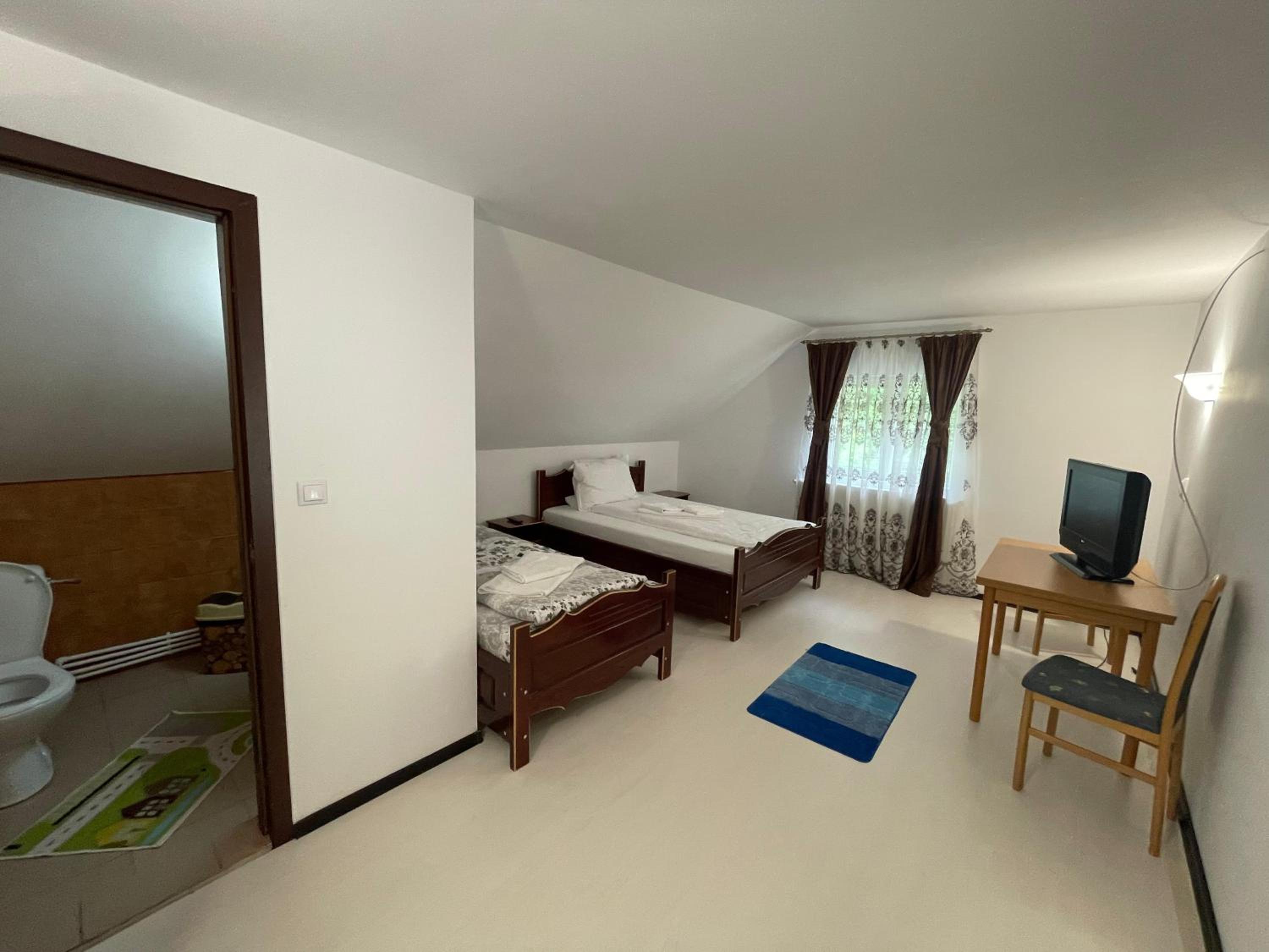 Basic Triple Room photo 3