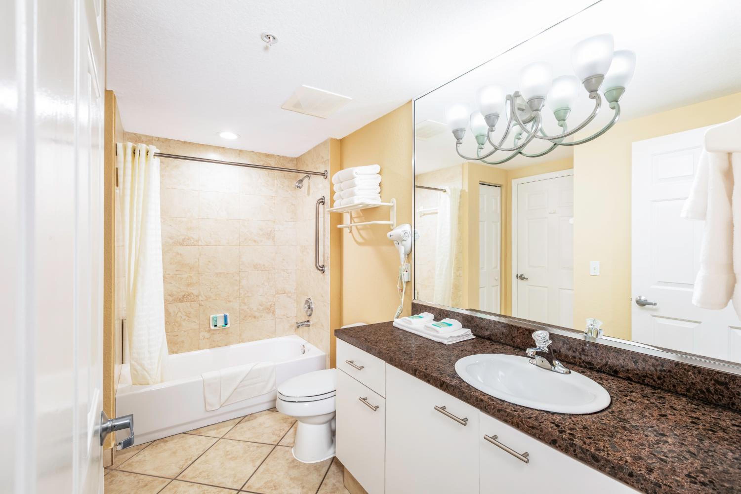 Queen Suite with Pool View - Photo 8