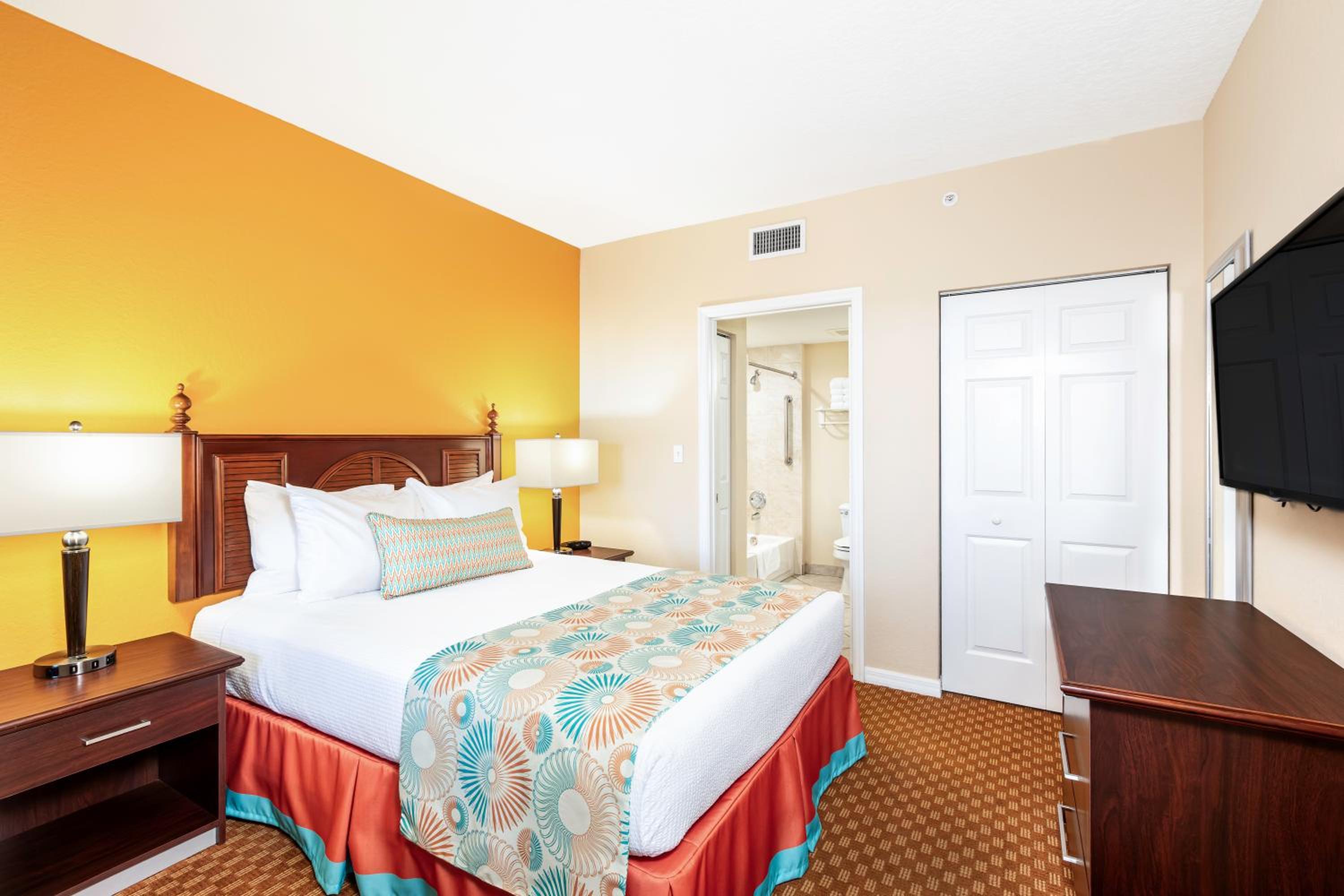 Queen Suite with Pool View - Photo 1
