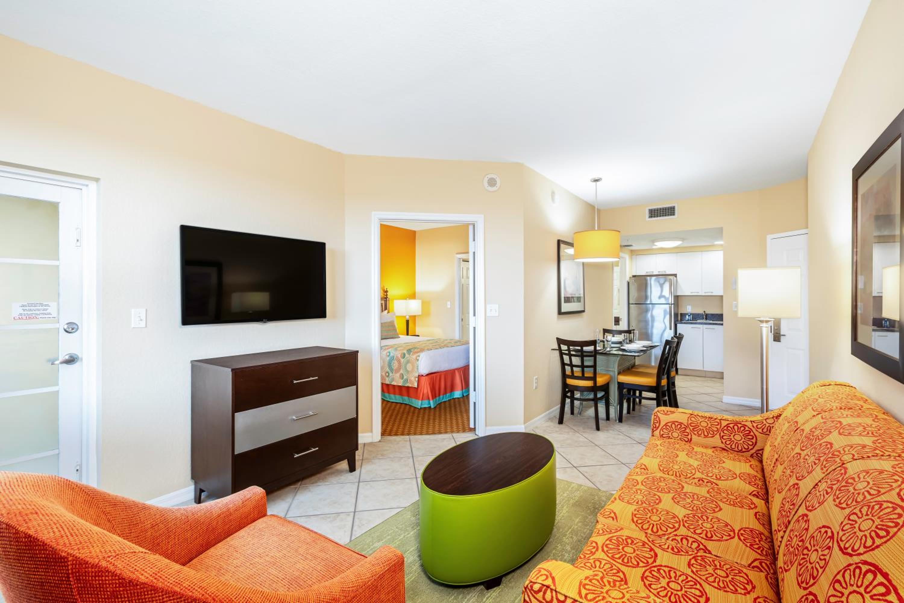 Queen Suite with Pool View - Photo 4