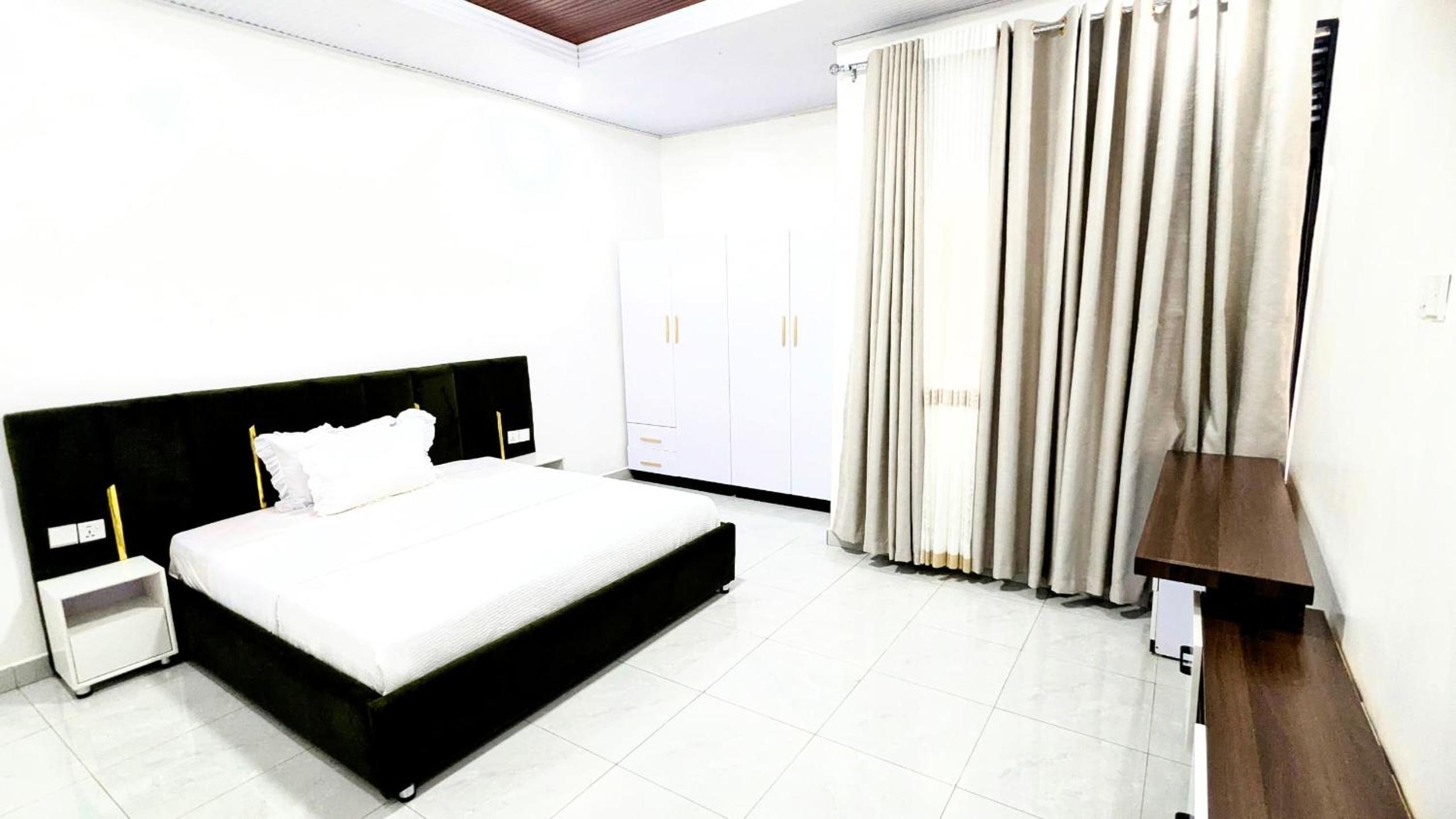 One-Bedroom Apartment photo 1