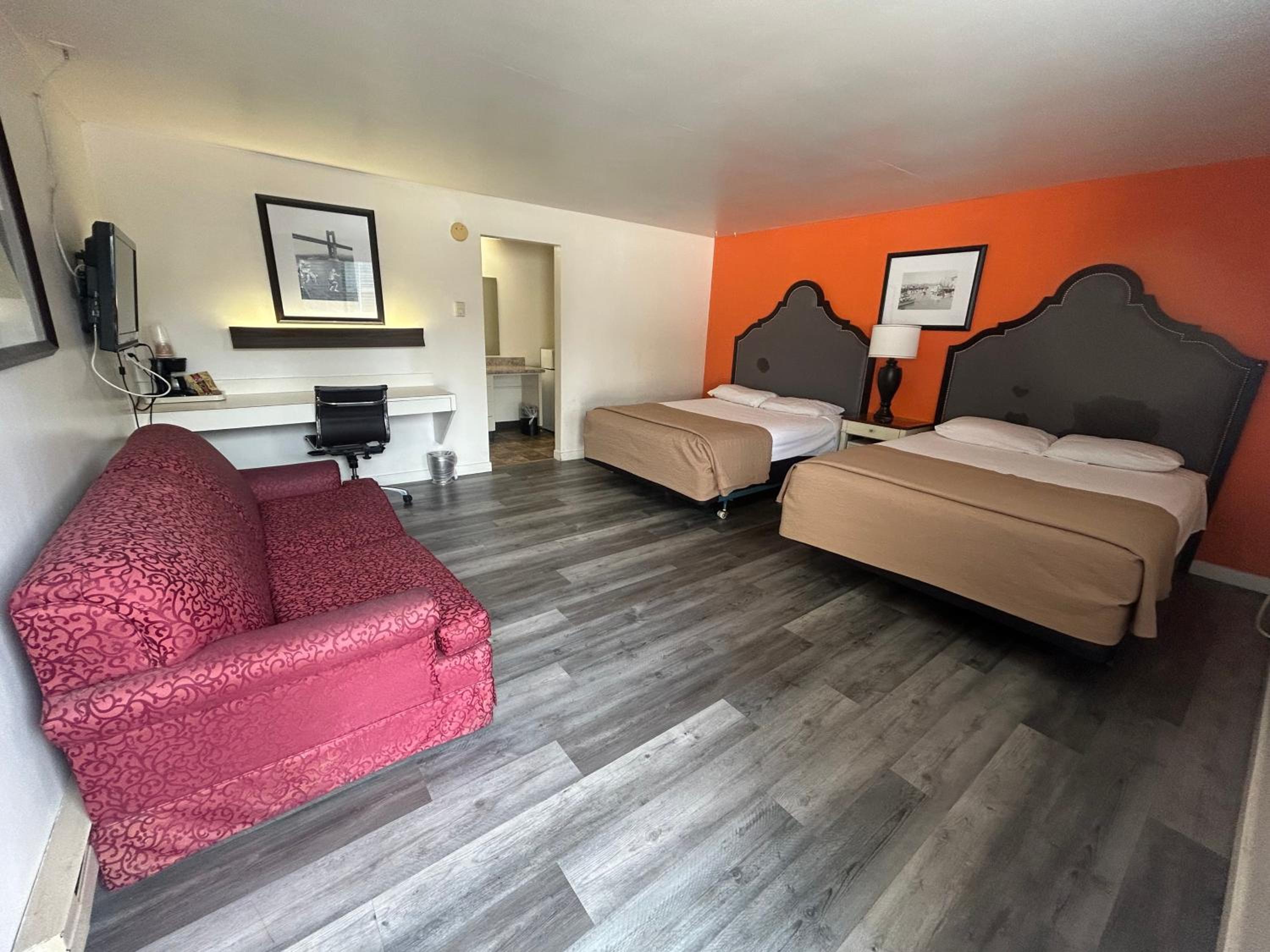 2 Queen Beds | Suite, Non-Smoking, Sofa-Bed photo 3
