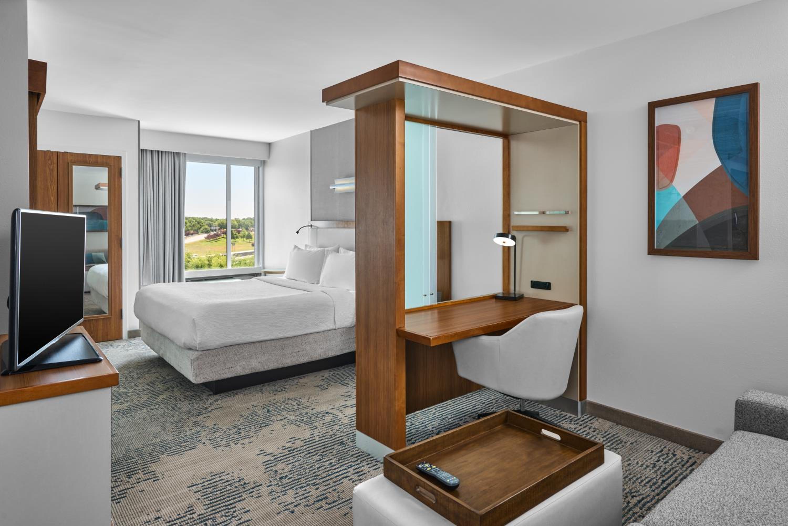 Standard King Room with Adapted Tub - Mobility and Hearing Accessible photo 1