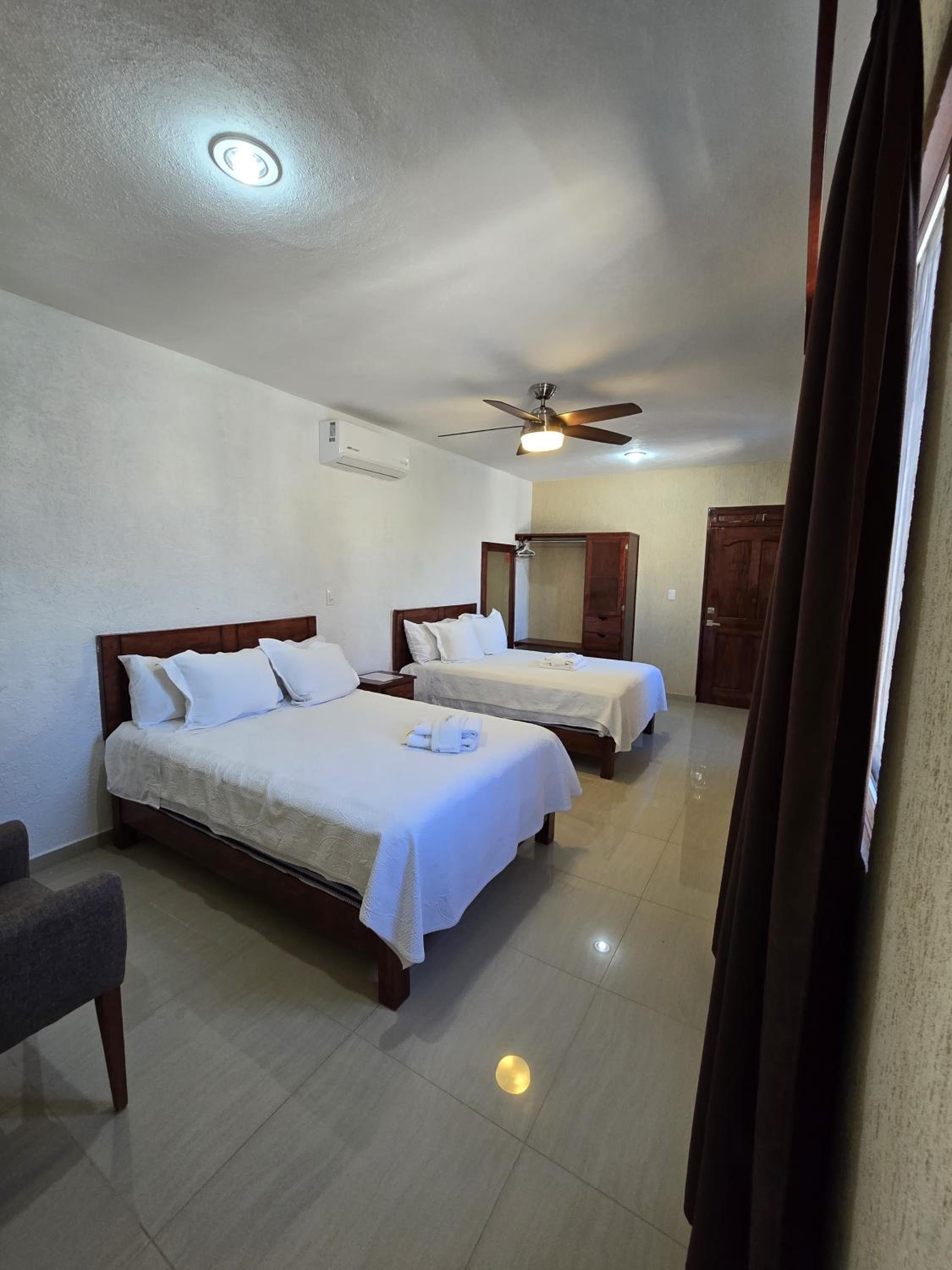 Queen Room with Two Queen Beds photo 1