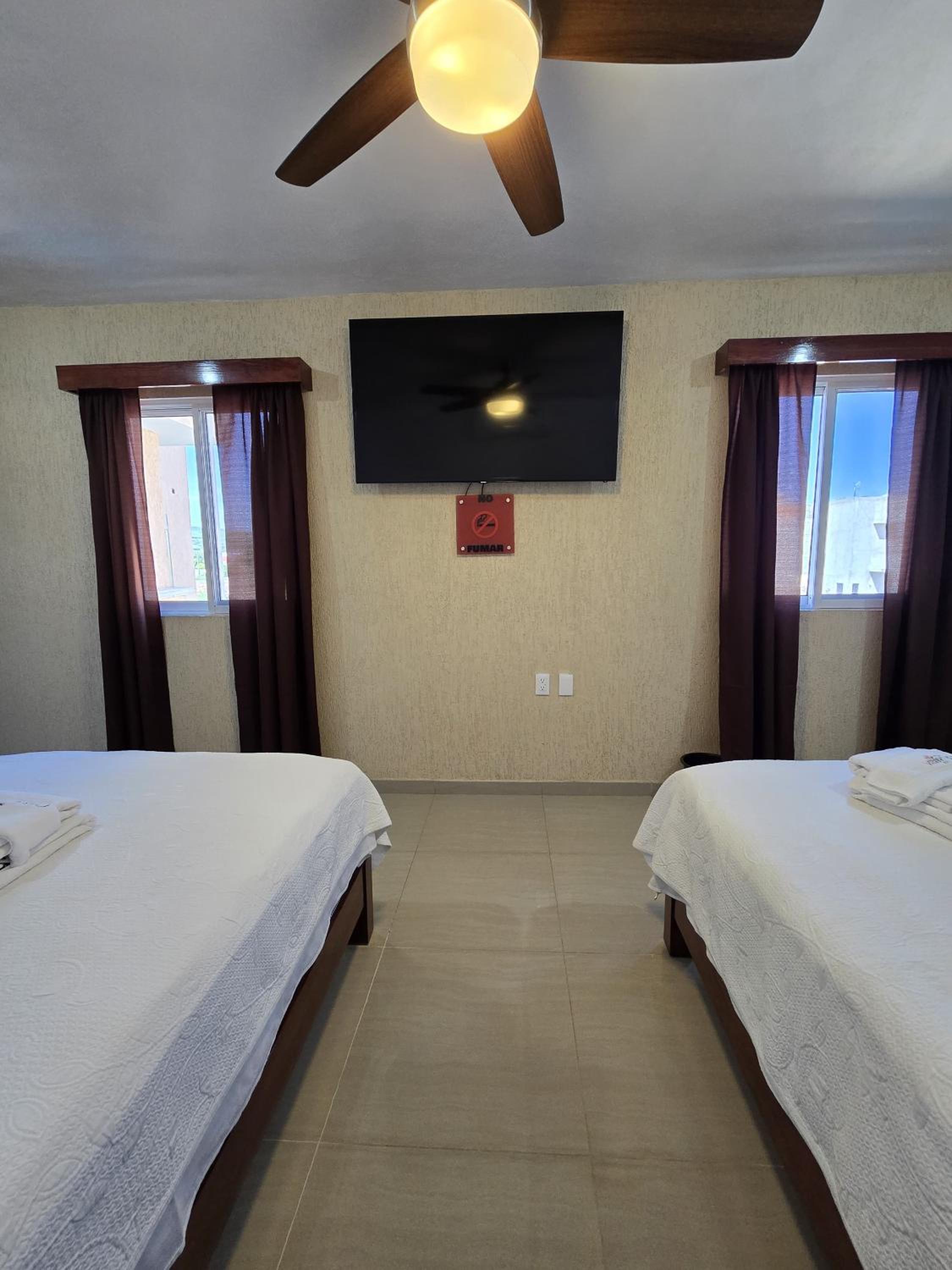Queen Room with Two Queen Beds photo 3
