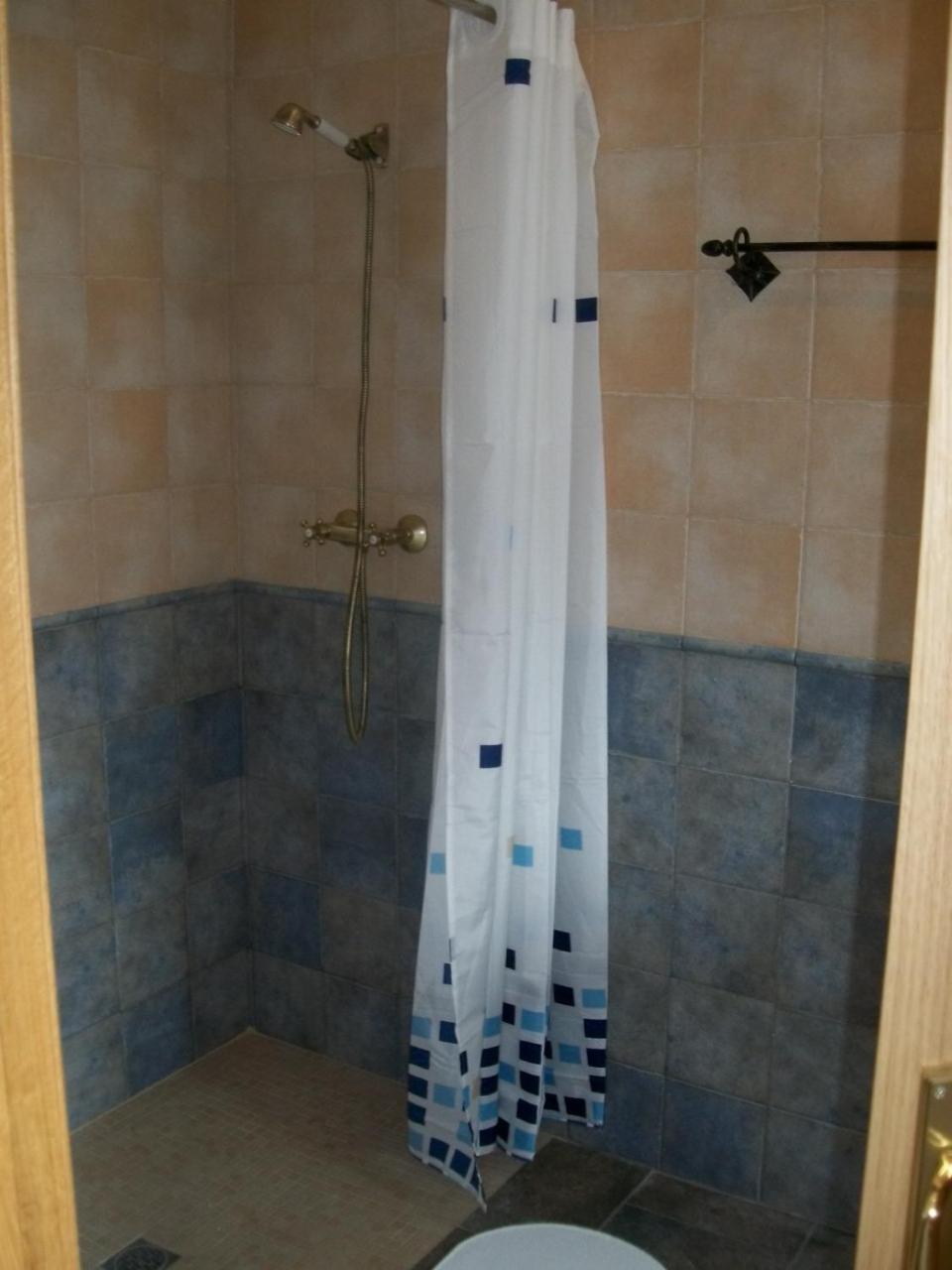 Three-Bedroom Villa (8 Adults) - Photo 6