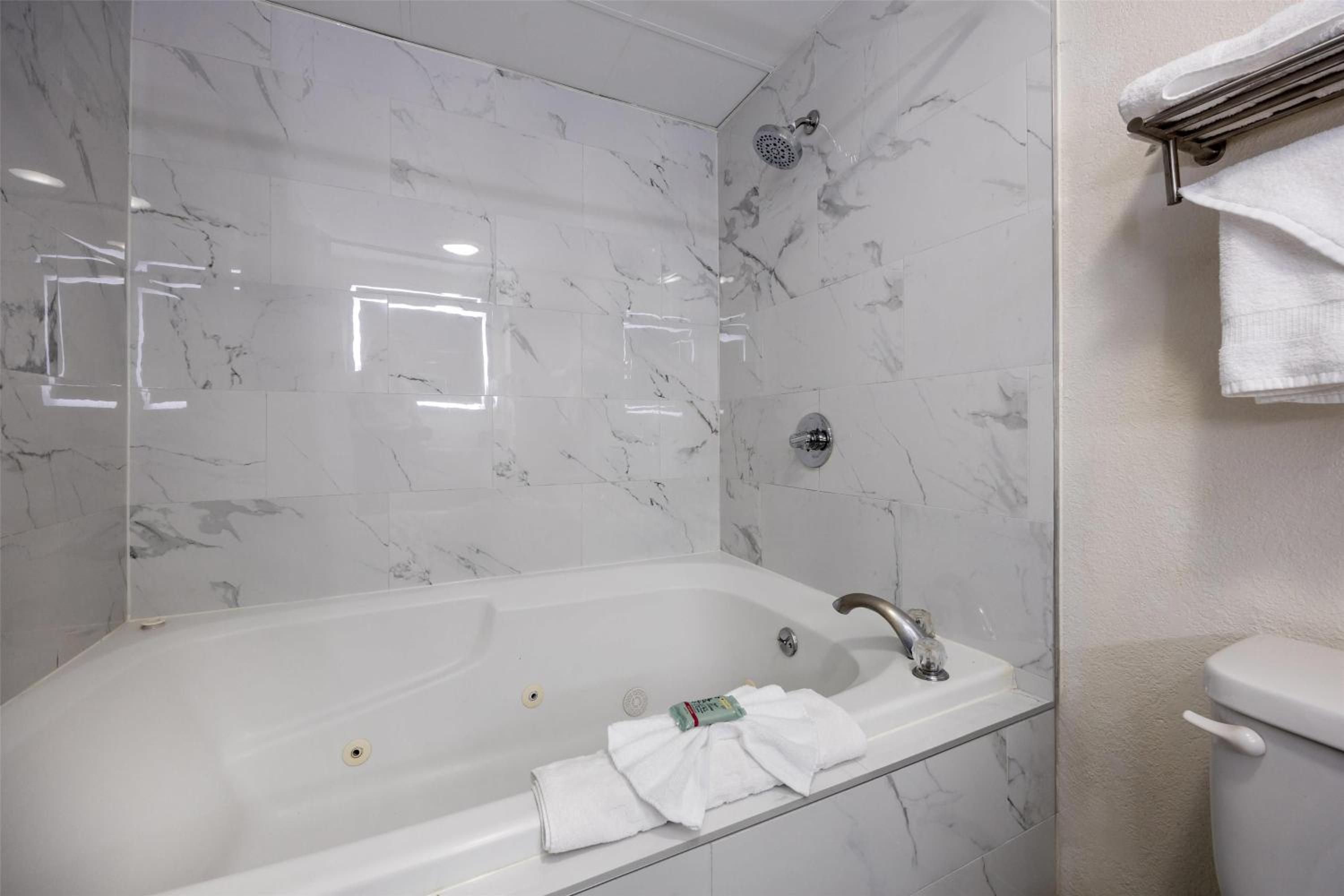 King Suite with Spa Bath - Non-Smoking - Photo 4