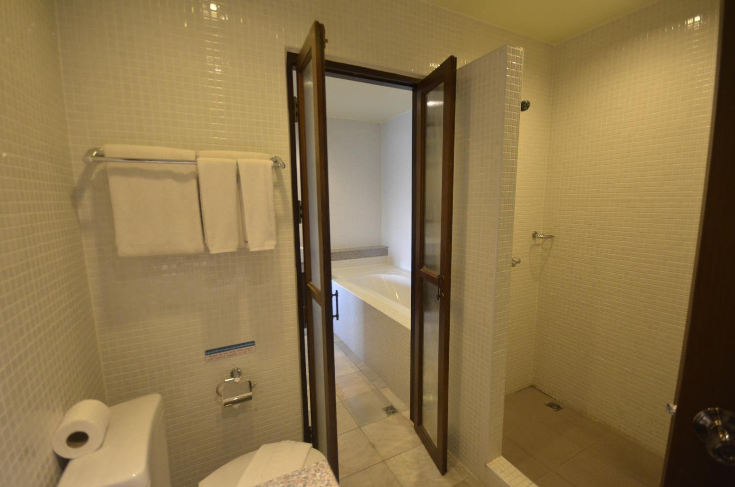 Deluxe One-Bedroom Apartment photo 2