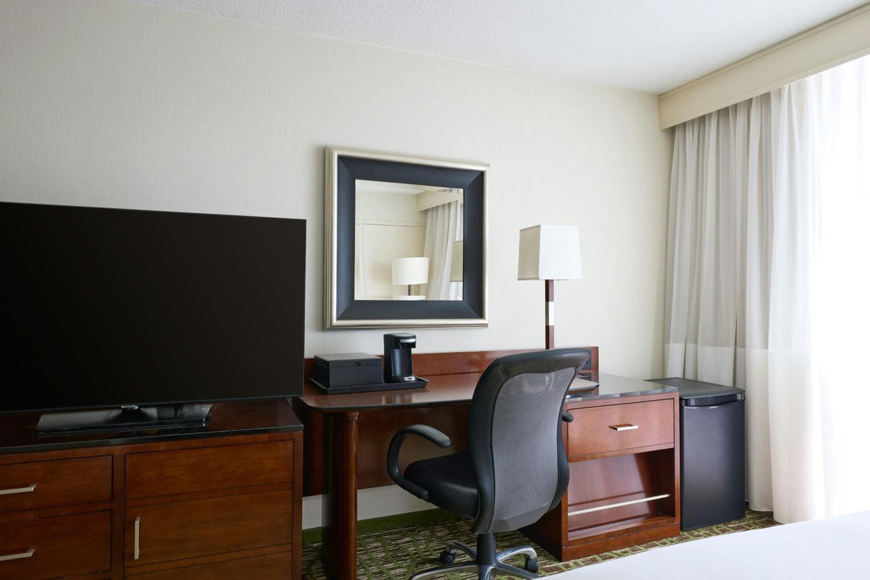 Double Room with Two Double Beds and Adapted Tub - Mobility and Hearing Accessible - Photo 7