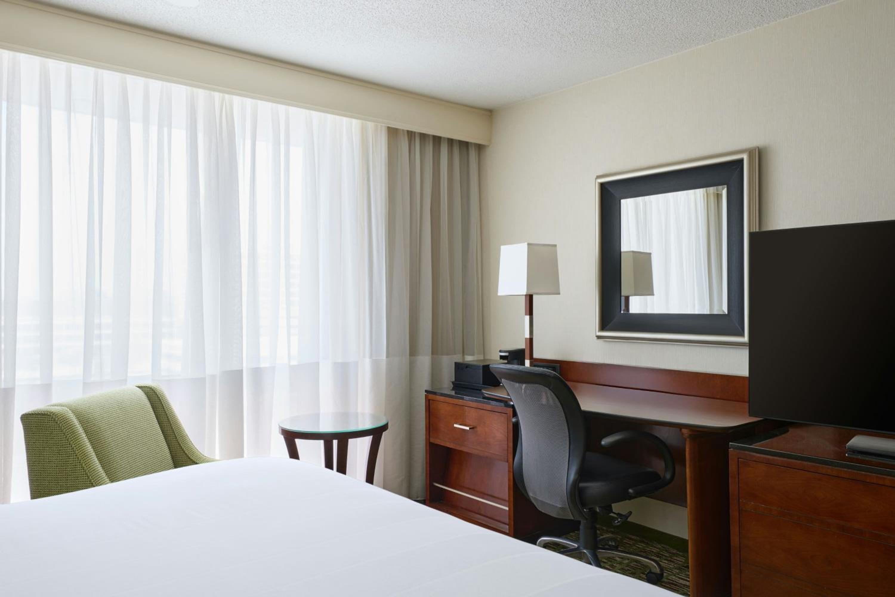 King Room with Adapted Tub - Mobility and Hearing Accessible - Photo 4