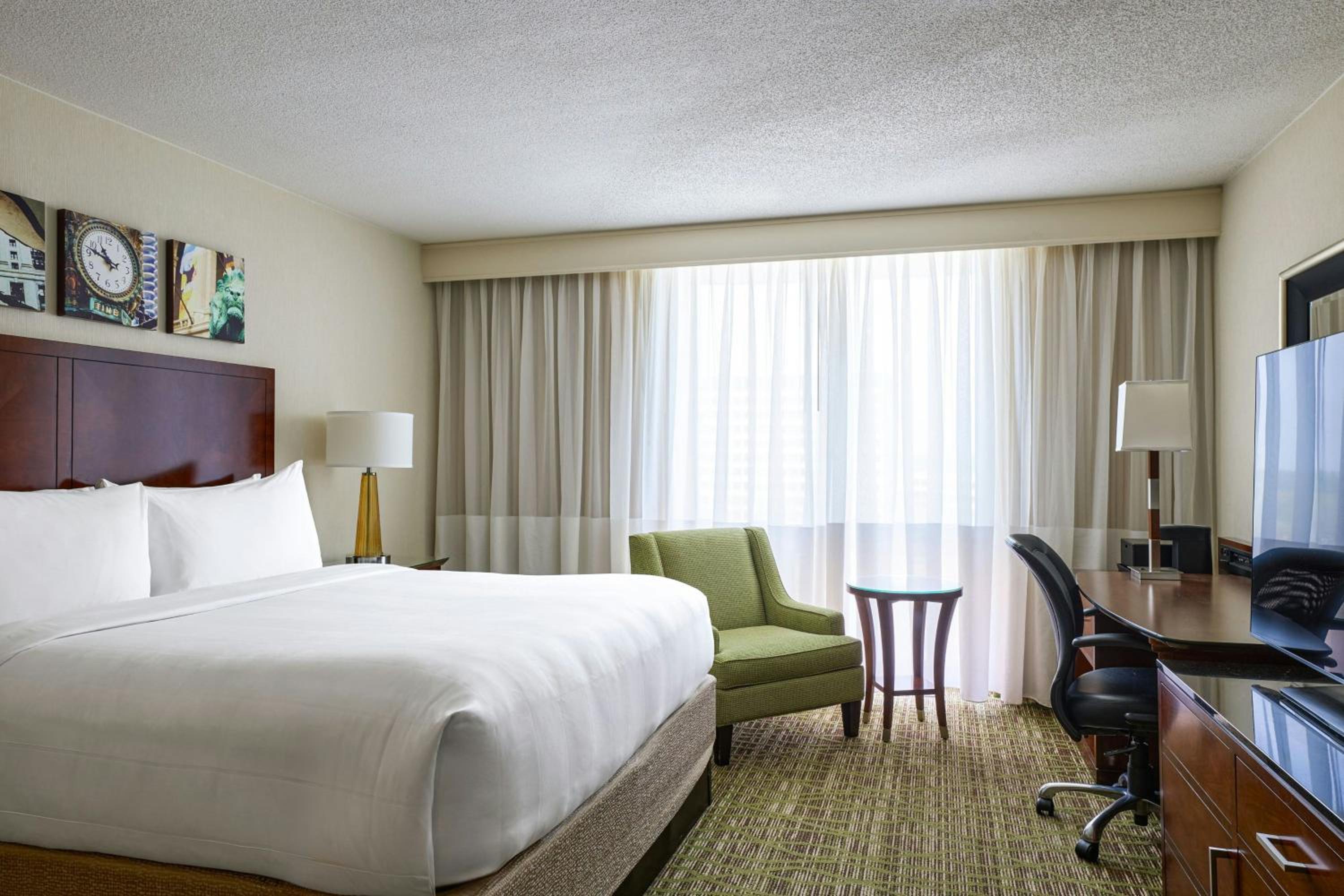 King Room with Adapted Tub - Mobility and Hearing Accessible - Photo 2