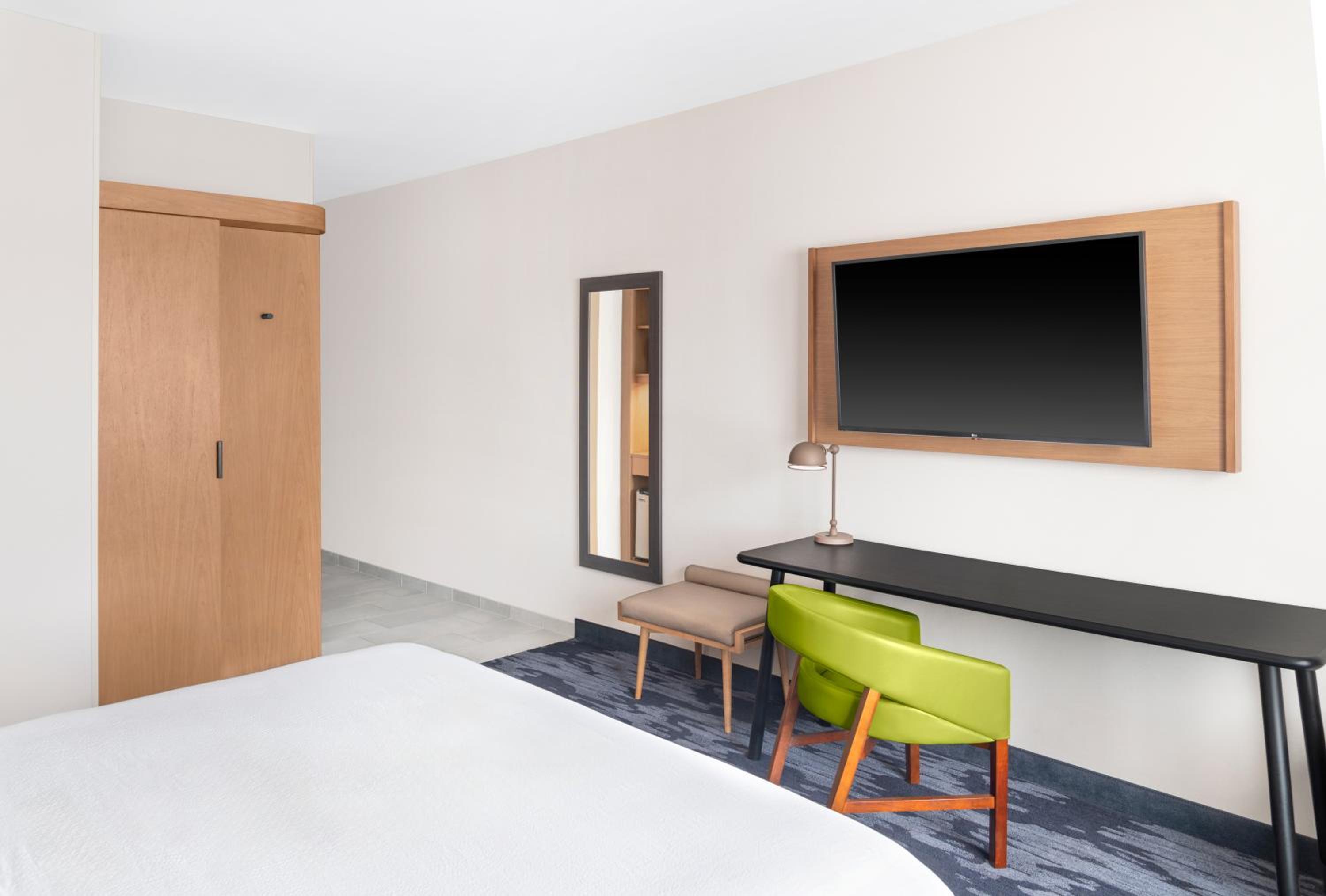 Standard King Room - Hearing Accessible - Photo 2