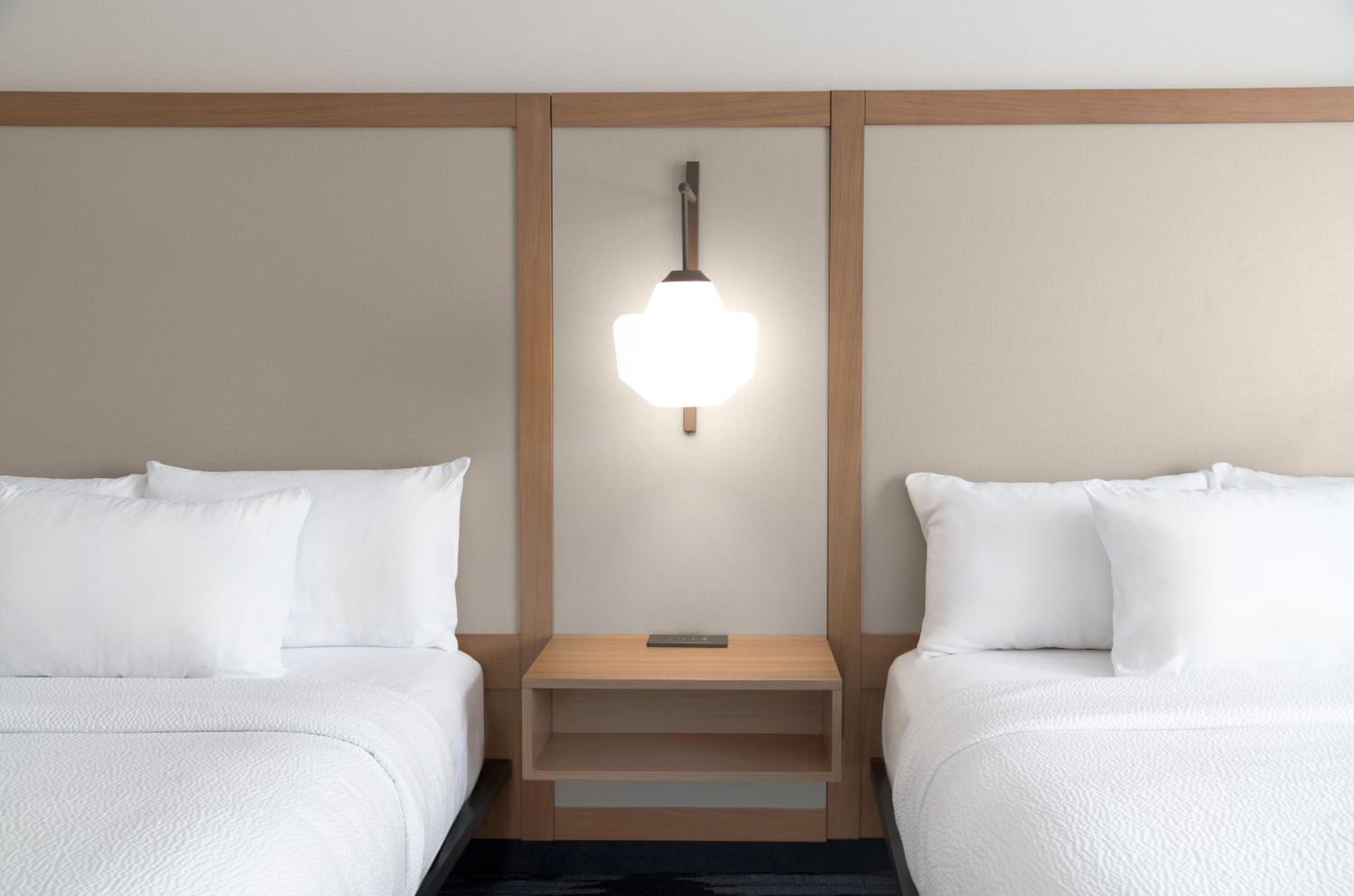 Standard Queen Room with Two Queen Beds - Hearing Accessible - Photo 3