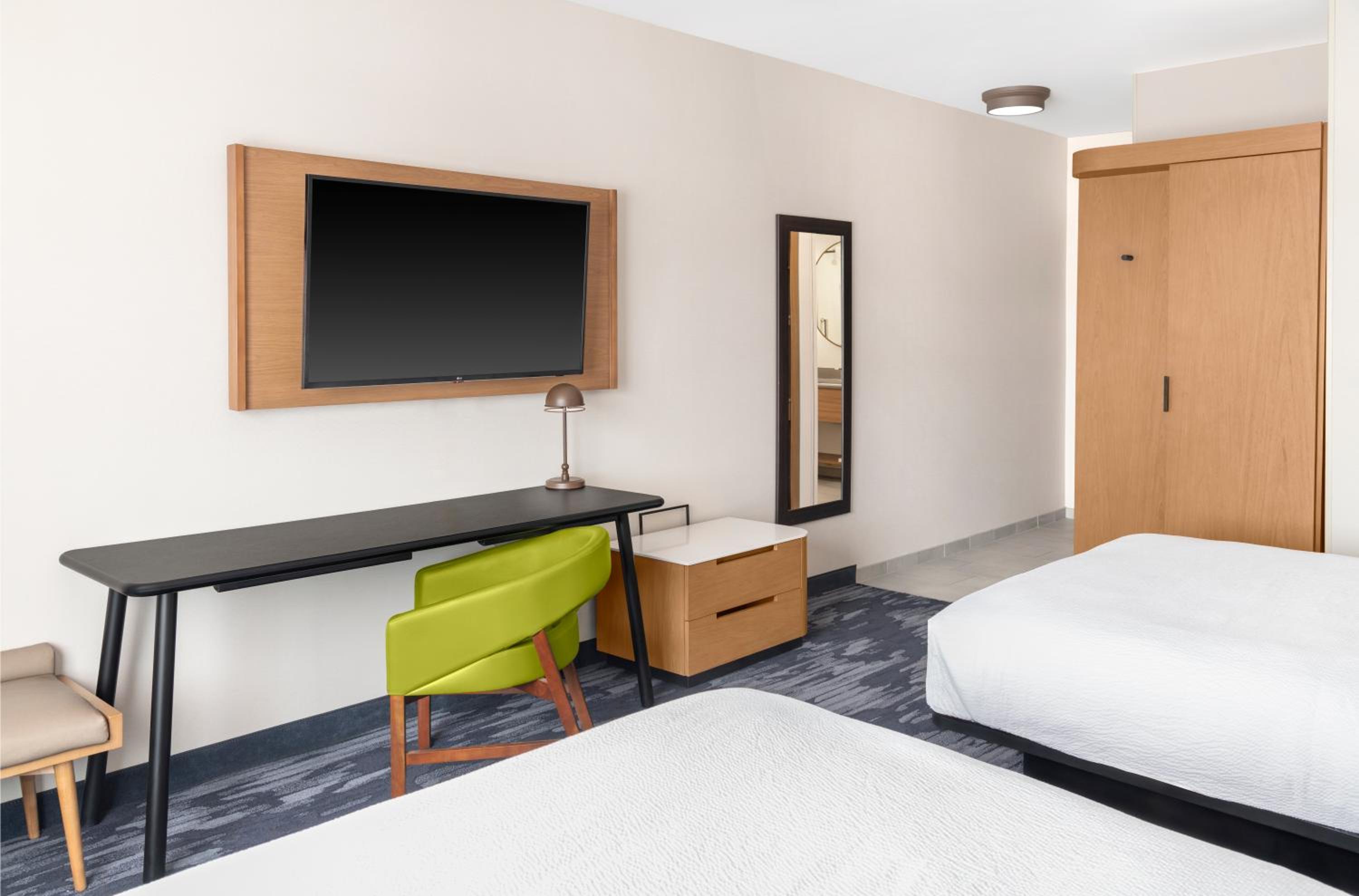 Standard Queen Room with Two Queen Beds - Hearing Accessible - Photo 4