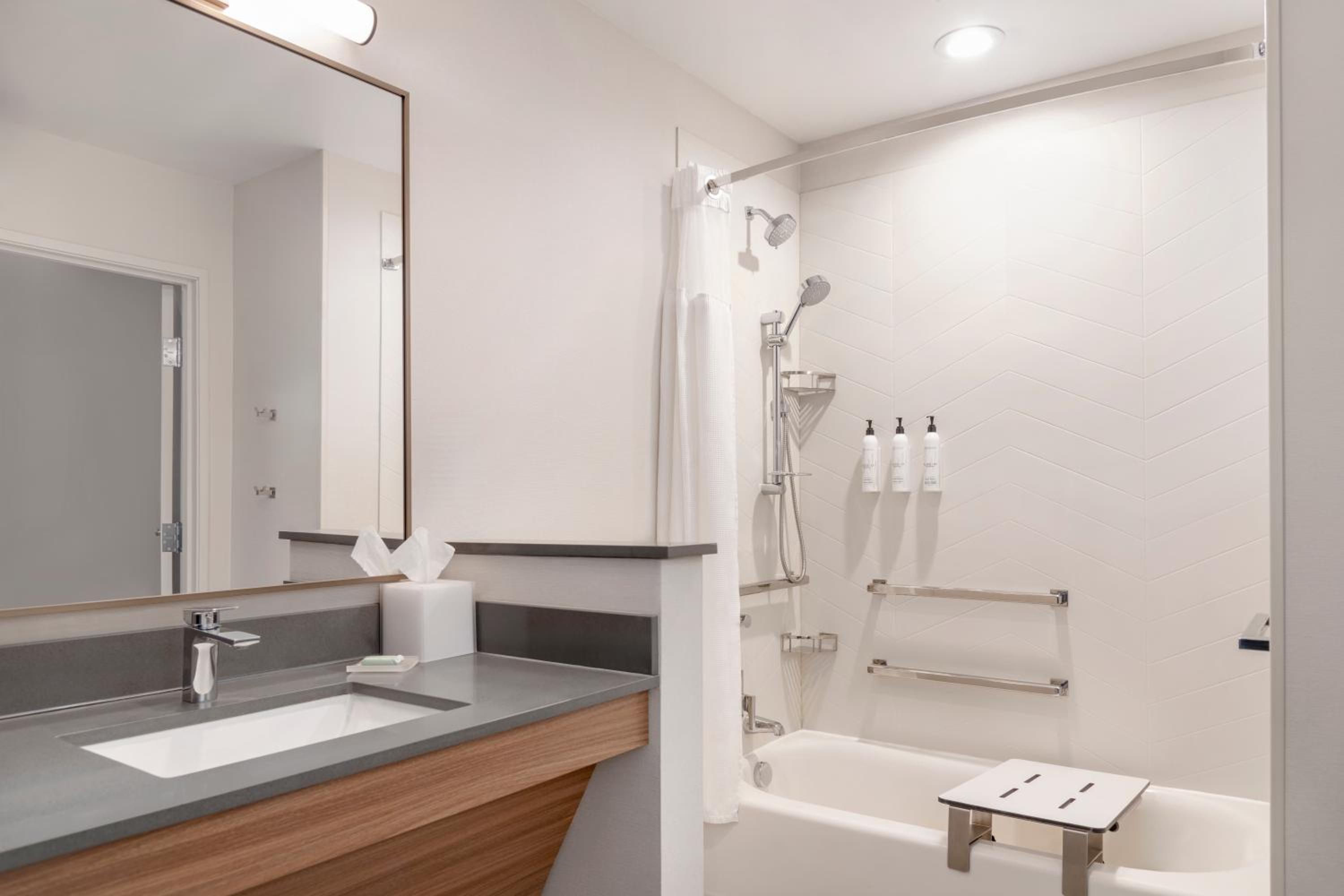 Standard King Room with Adapted Tub - Mobility Accessible - Photo 4