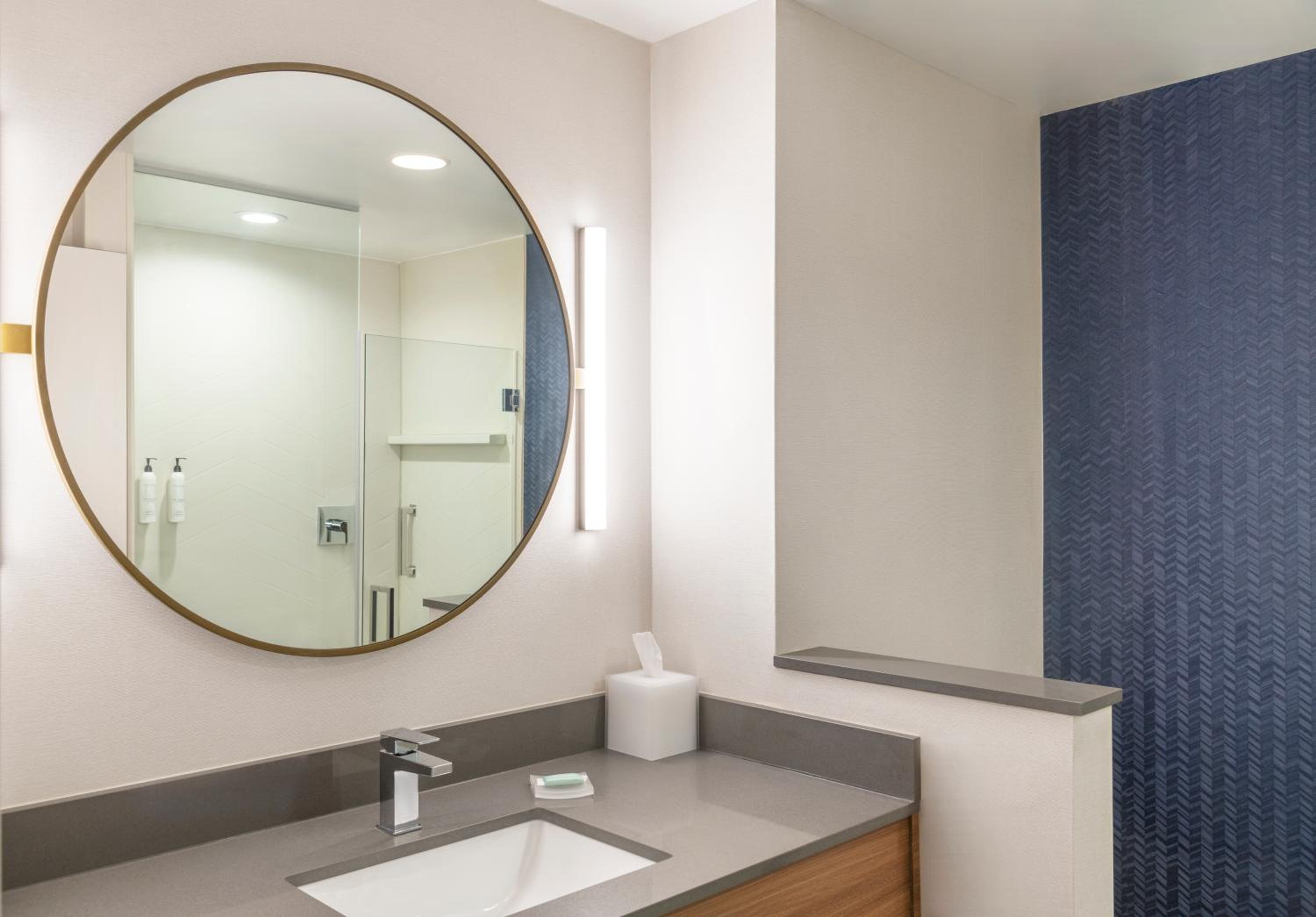 Standard King Room - Hearing Accessible - Photo 4