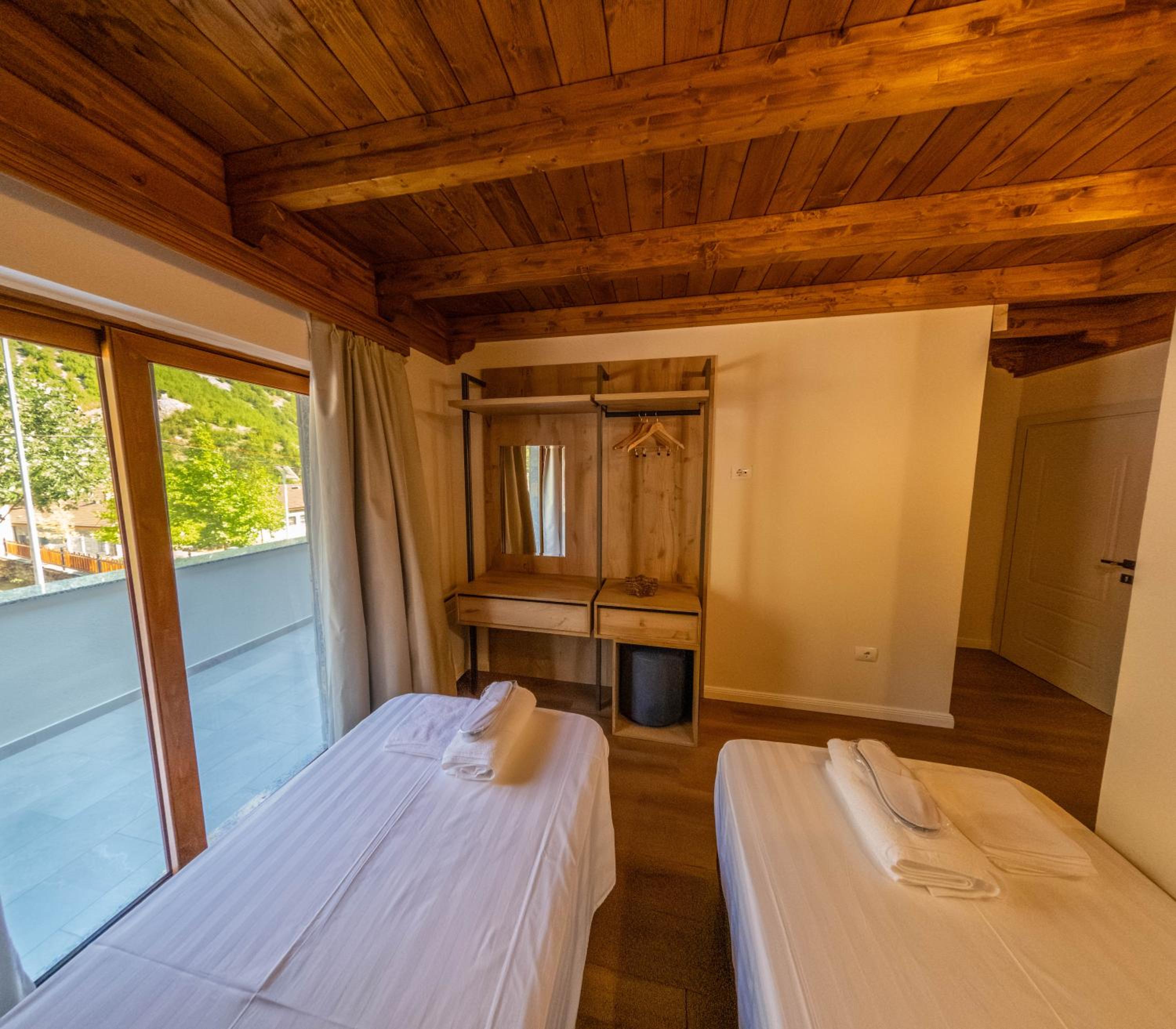 Deluxe Double or Twin Room with Mountain View