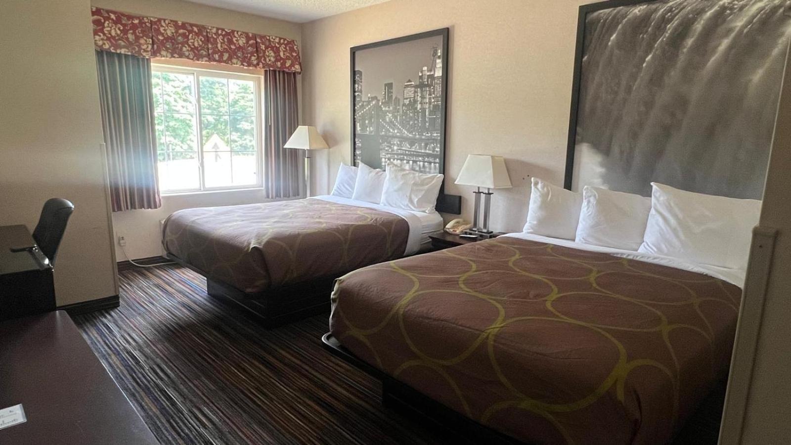 Double Room with Two Double Beds - Smoking - Photo 2