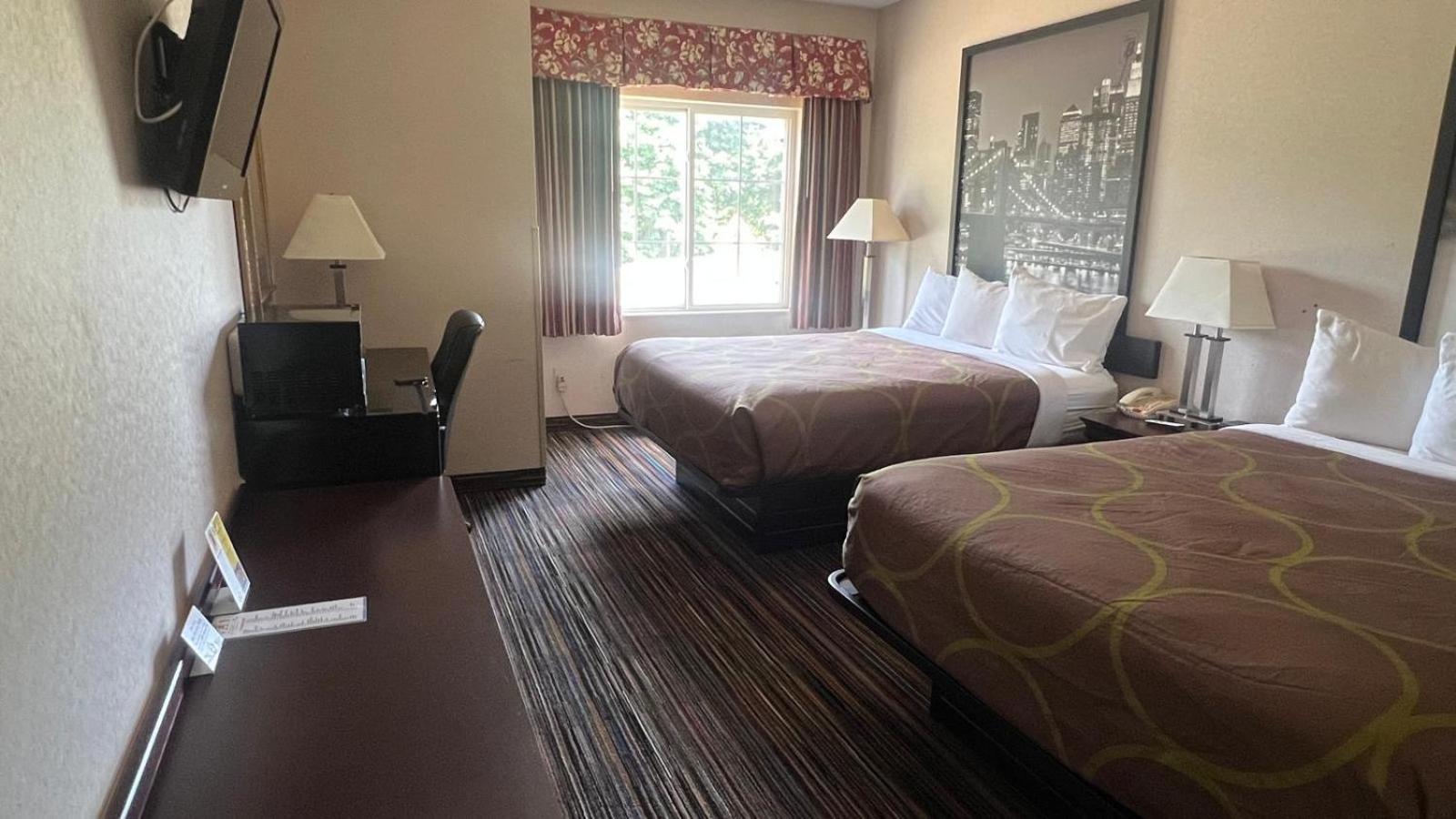 Double Room with Two Double Beds - Smoking - Photo 3