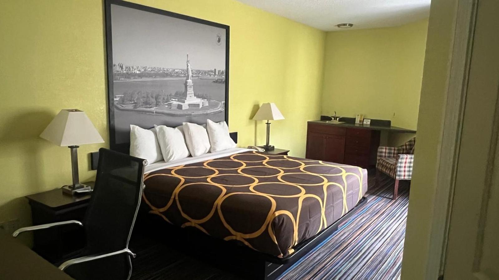 King Room - Non-Smoking - Photo 2