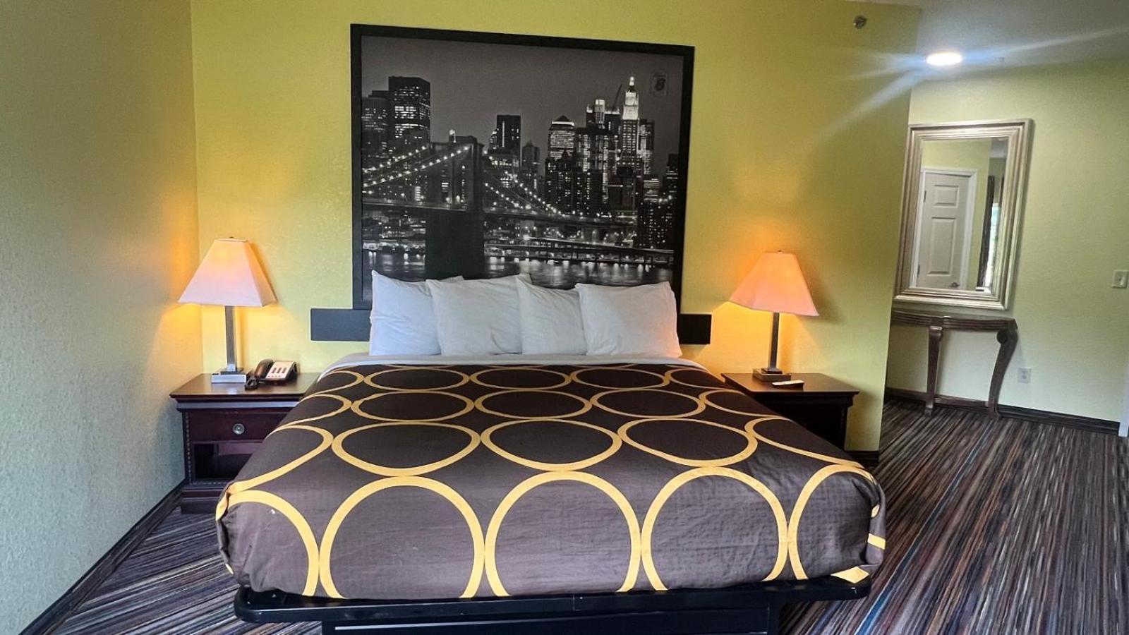 King Room - Non-Smoking - Photo 1