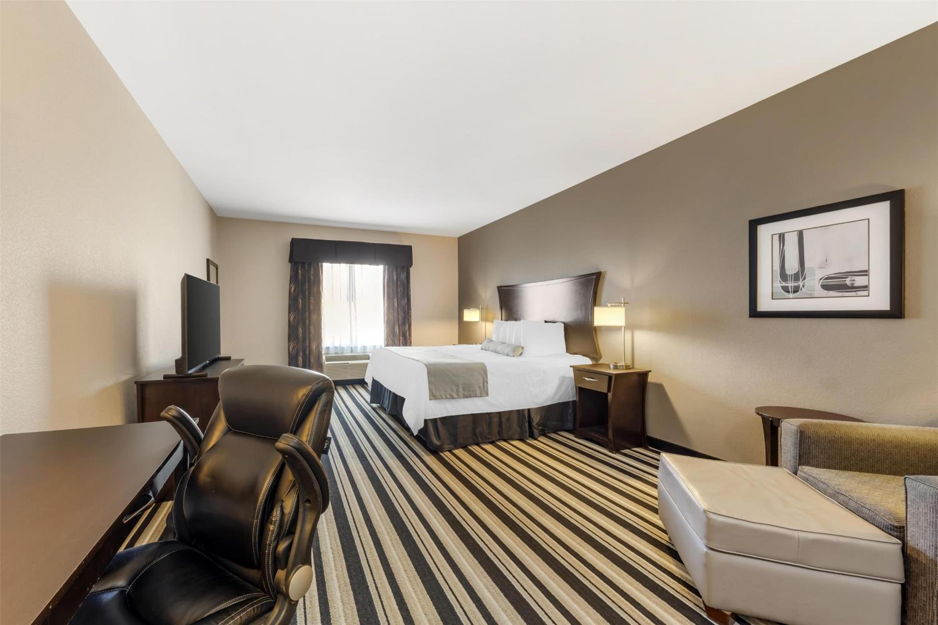 King Suite with Roll-In Shower and Spa Bath - Disability Access/Non-Smoking