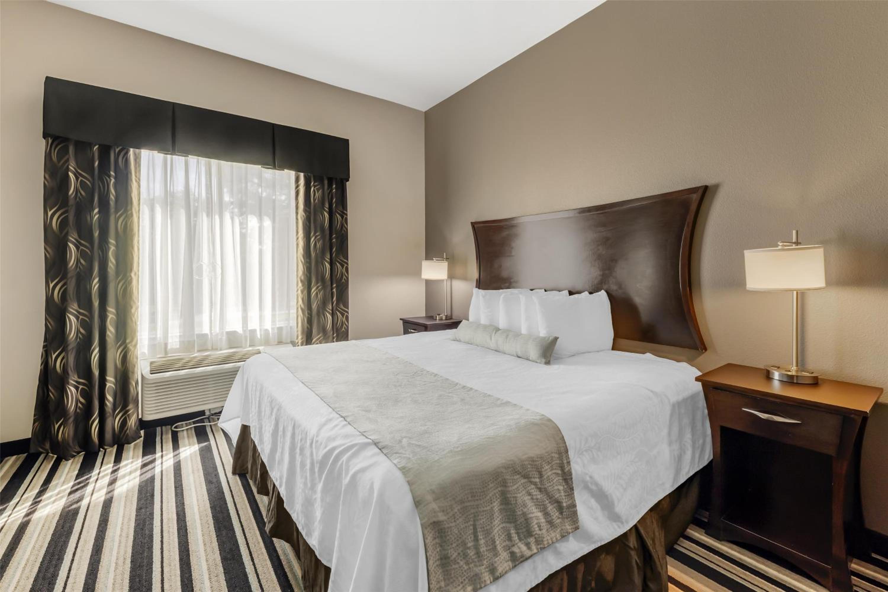 King Suite with Bath Tub and Sofa Bed - Disability Access/Non-Smoking