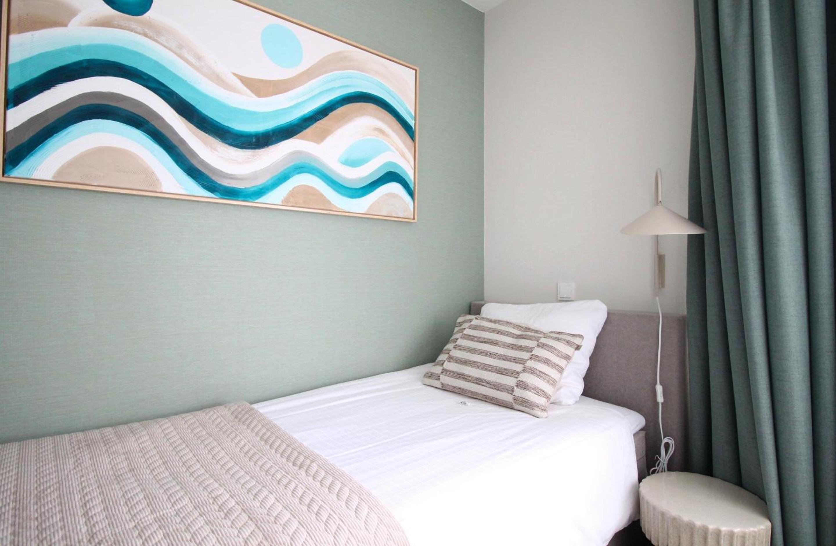 Single Room with Walk-In Shower - Non-Smoking