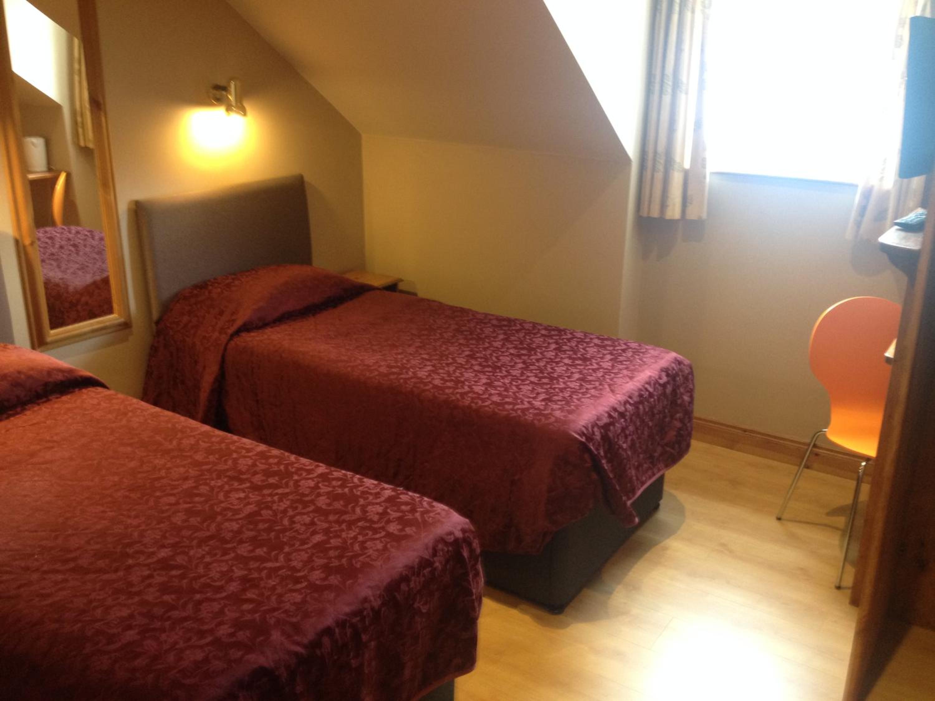 Twin Room with Private Bathroom - Photo 2