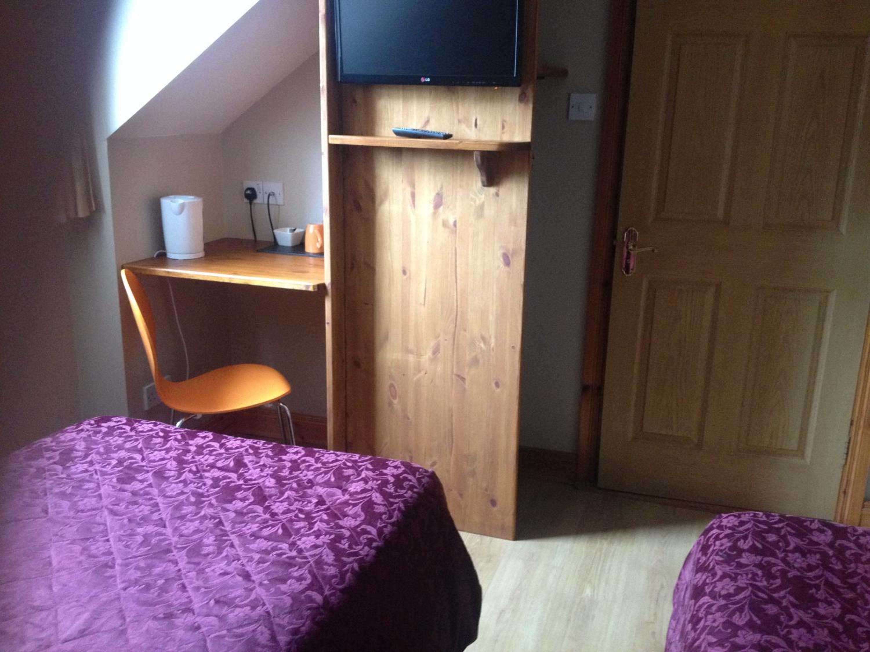 Twin Room with Private Bathroom - Photo 1