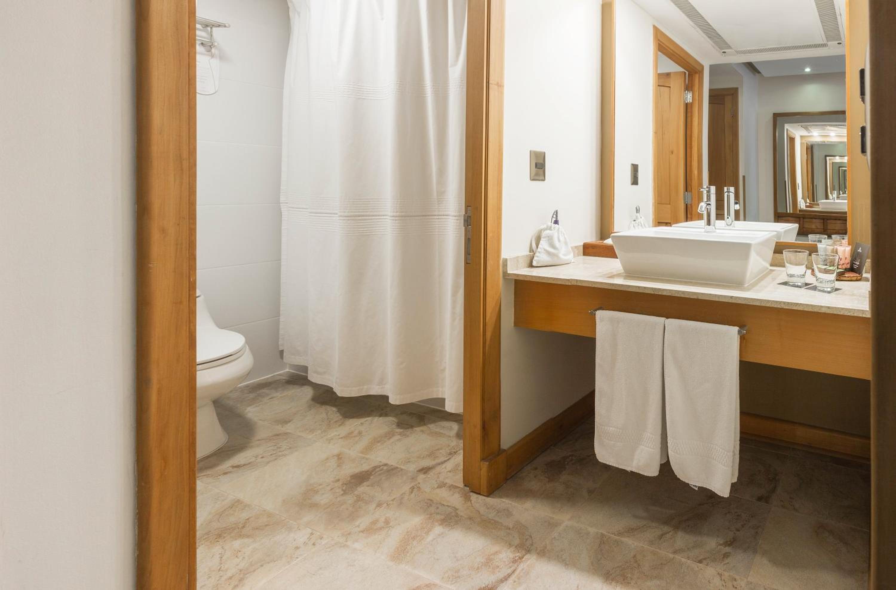 Junior King Suite - Non-Smoking - Photo 1