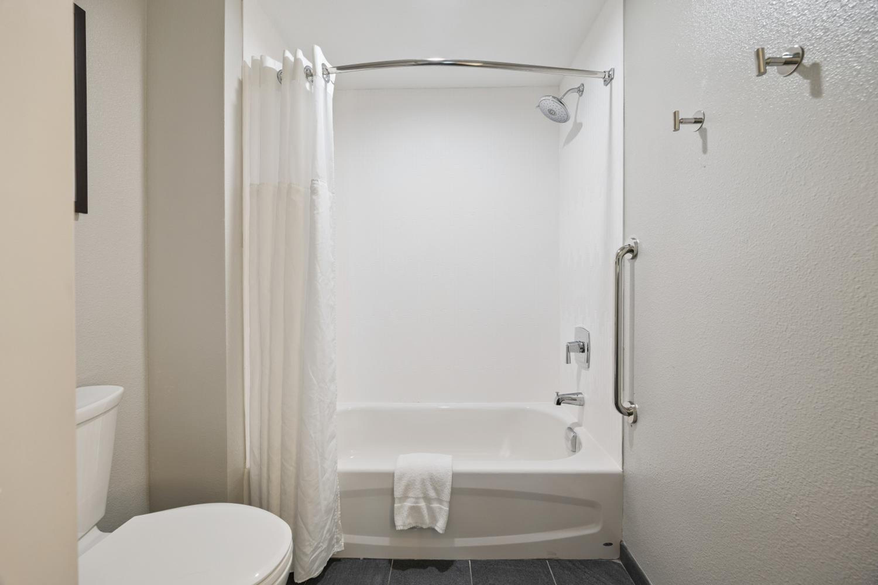 Studio Queen Suite with Tub - Non-Smoking - Photo 3