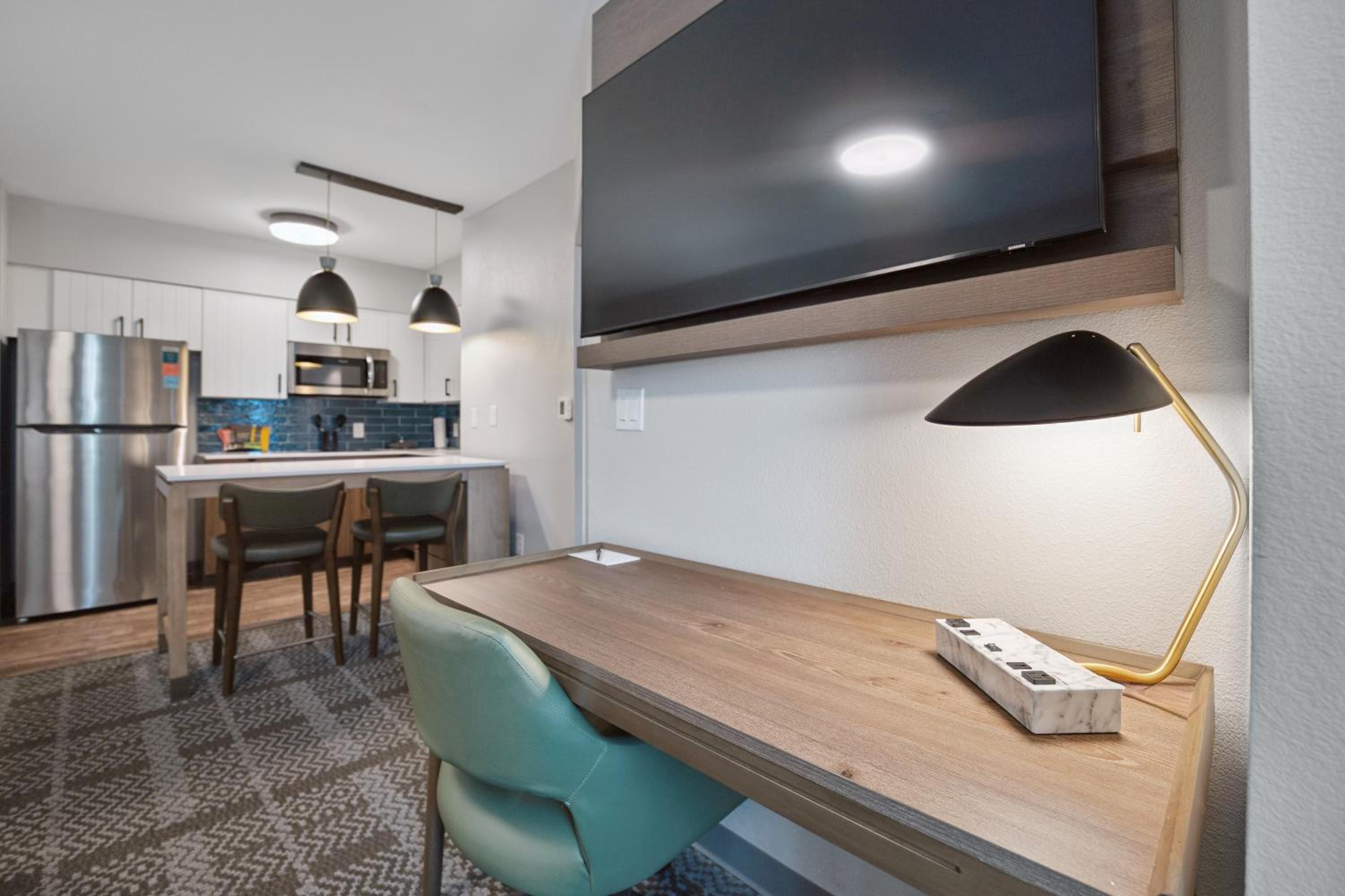 Suite - Photo 11