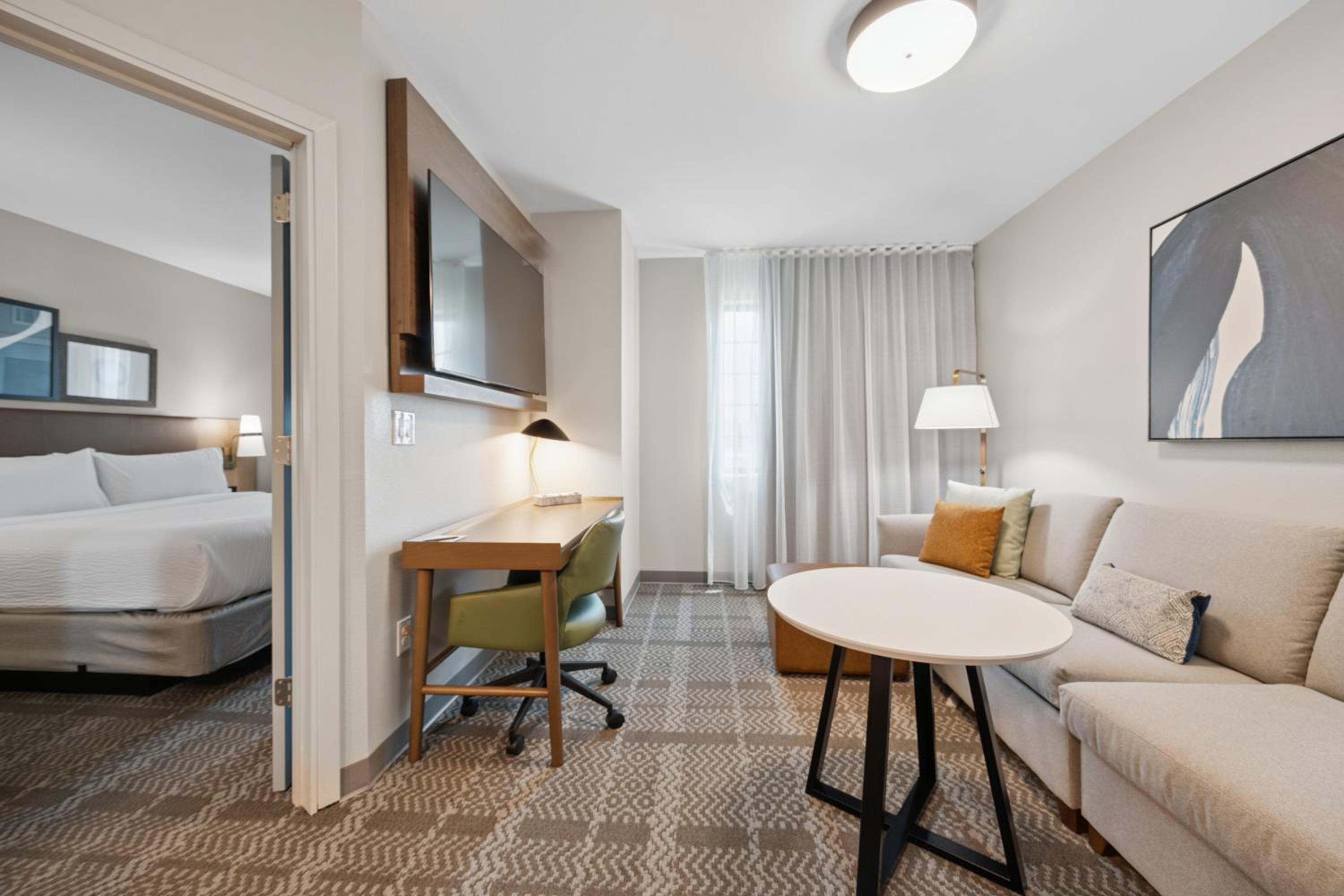 Suite - Photo 13