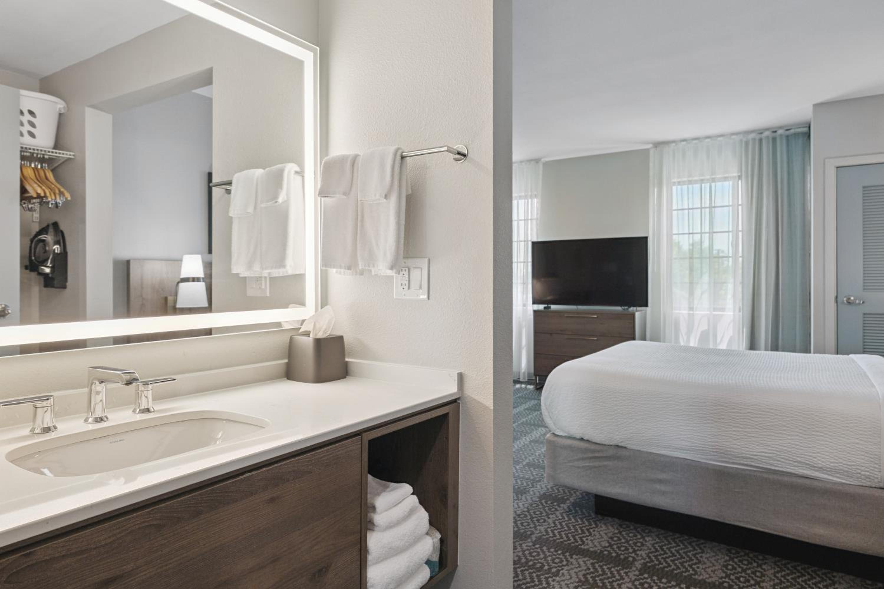 Studio Queen Suite with Tub - Non-Smoking - Photo 6