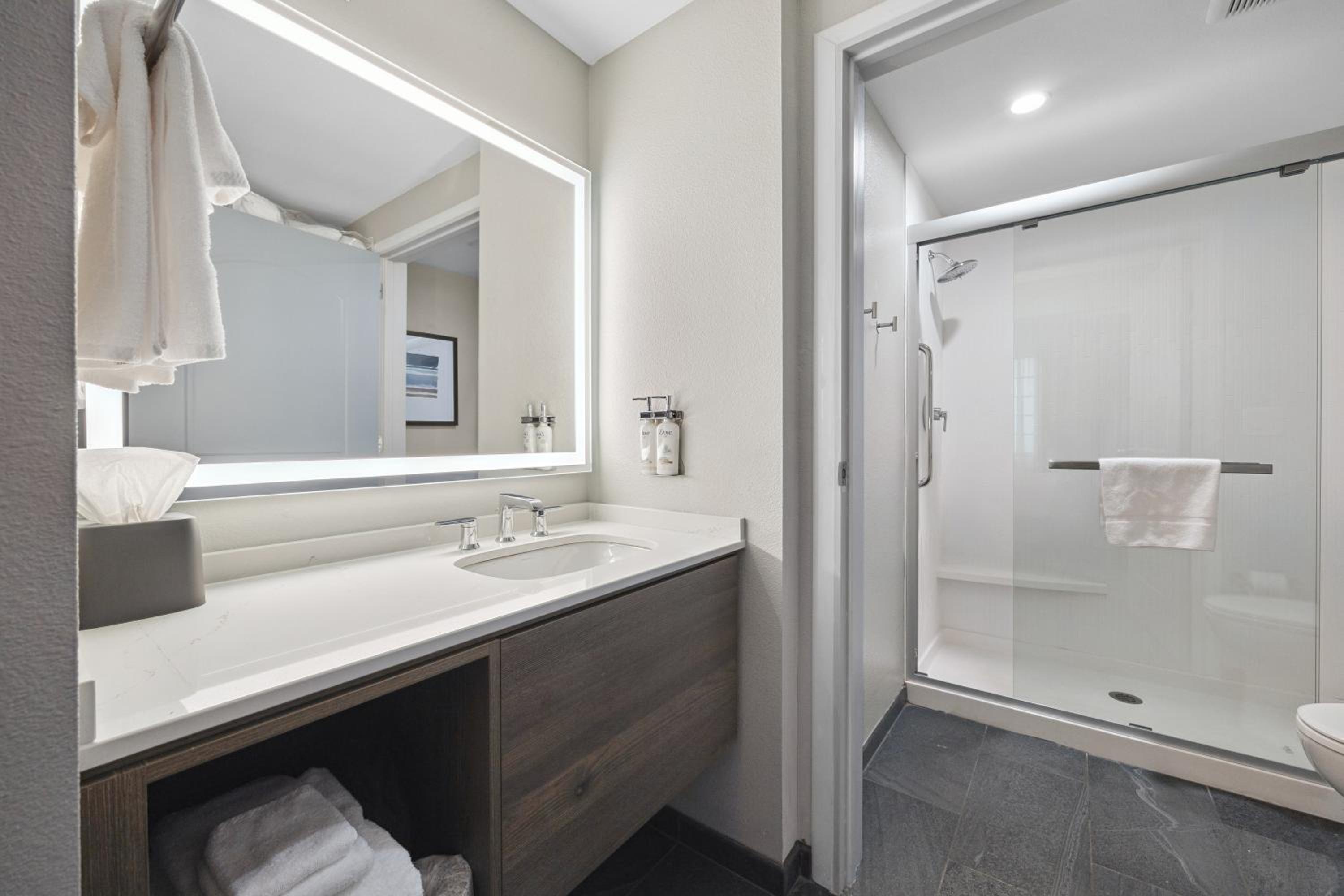 Suite - Photo 14