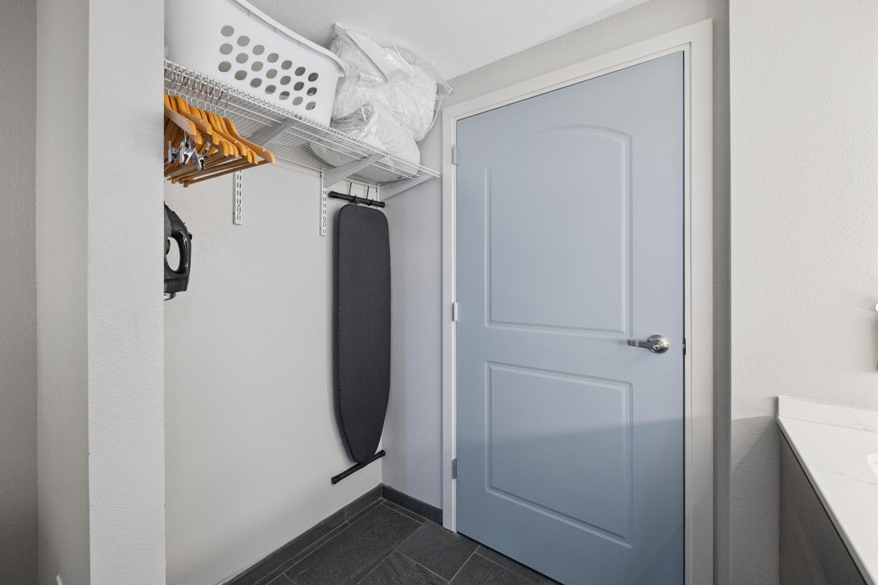 Studio Queen Suite with Tub - Non-Smoking - Photo 8
