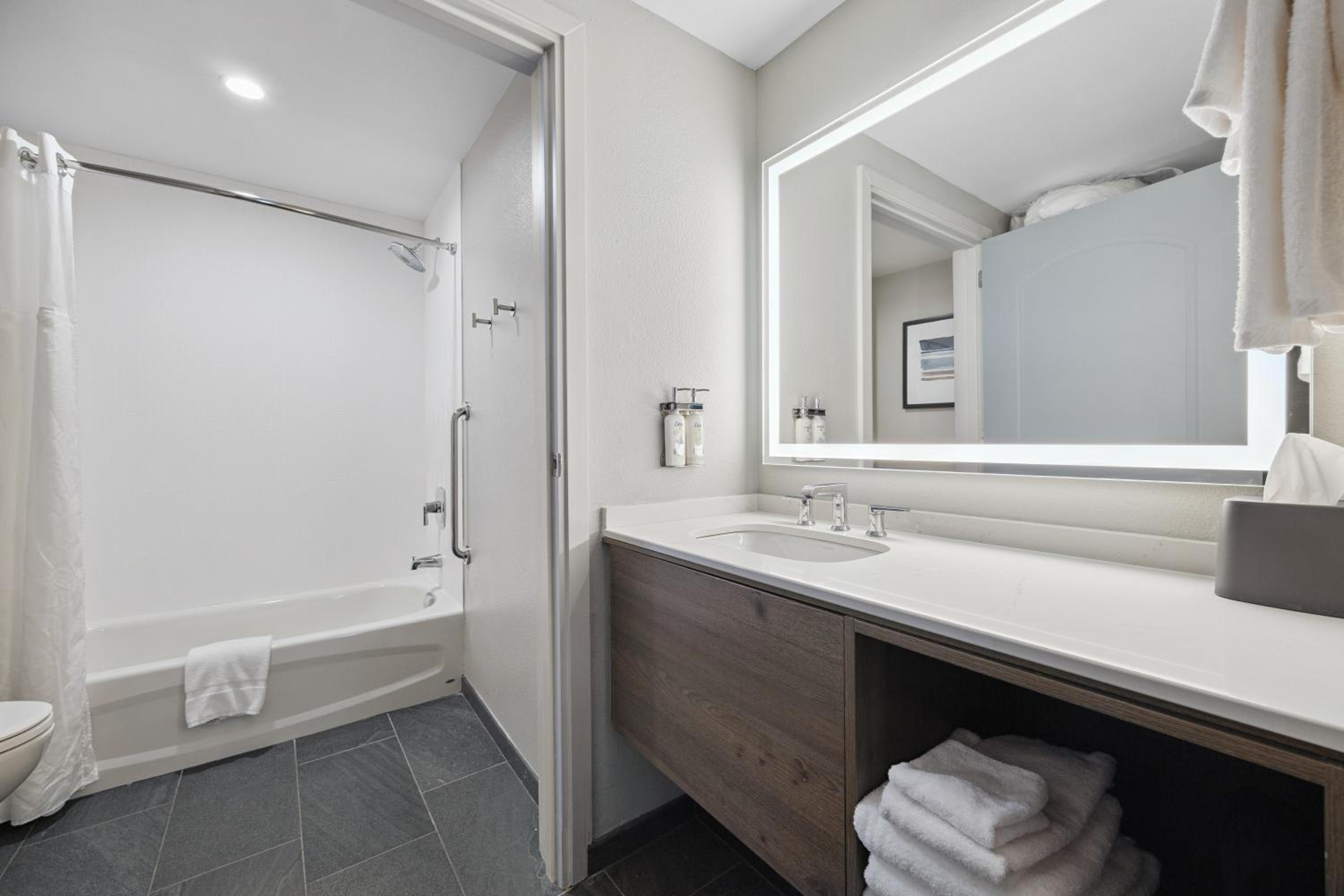 Studio Queen Suite with Tub - Non-Smoking - Photo 9